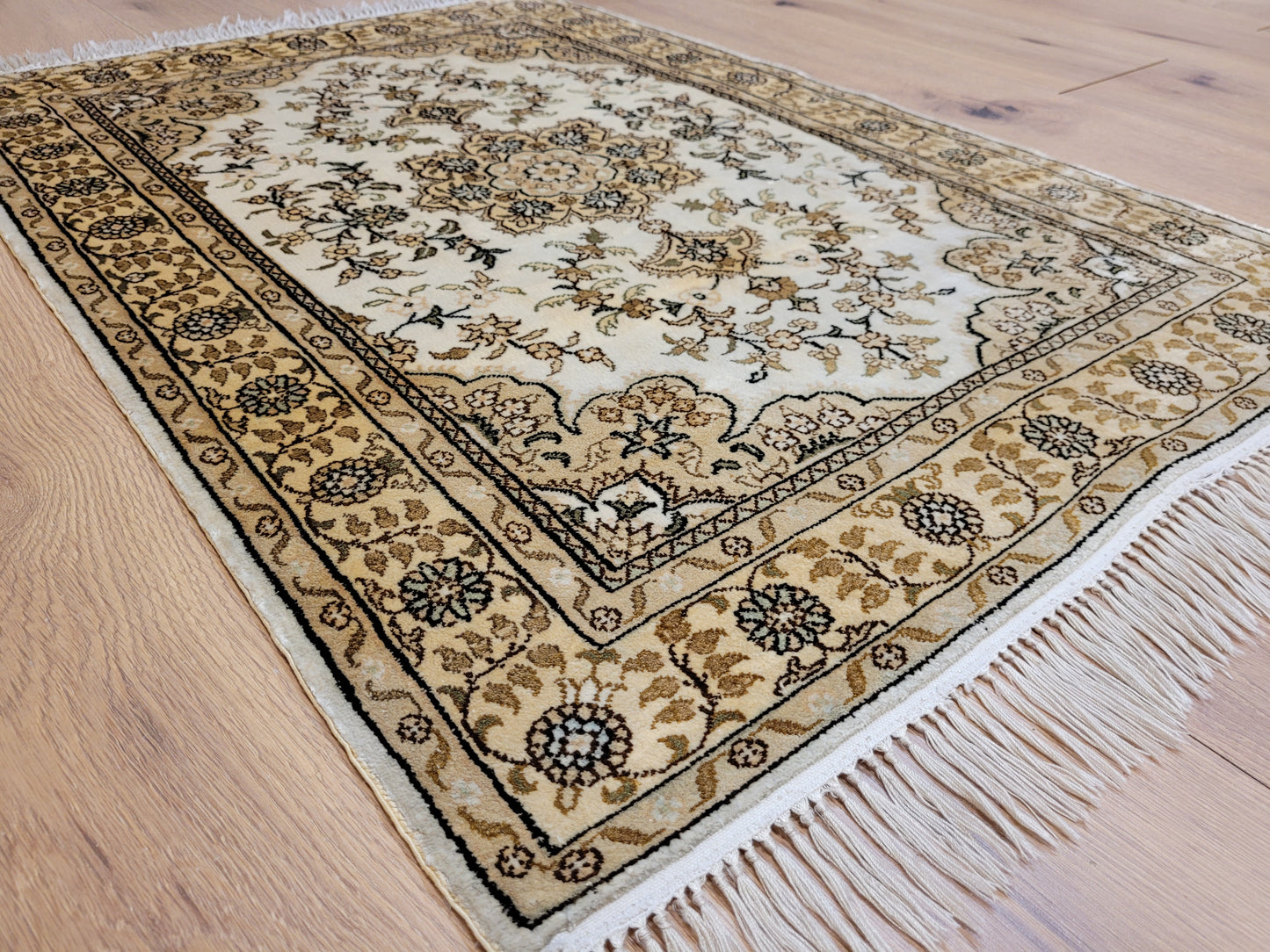 Hereke Teppich Seide auf Seide fein Medaillon mit Blumenornamenten