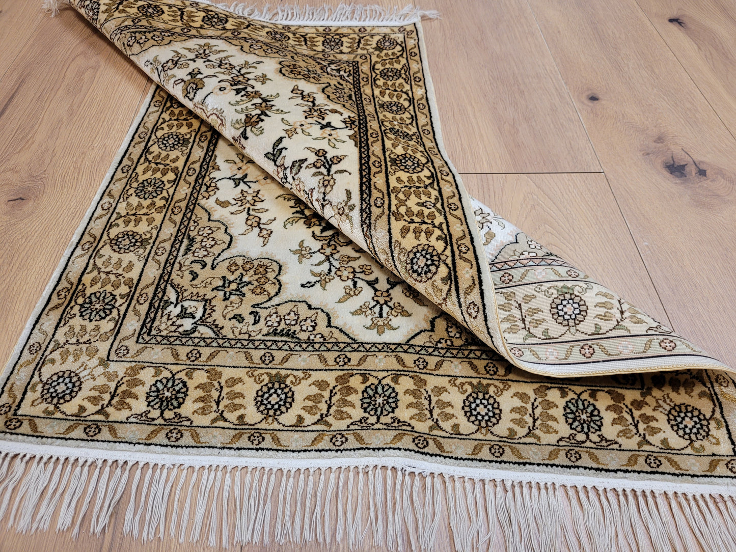 Hereke Teppich Seide auf Seide fein Medaillon mit Blumenornamenten