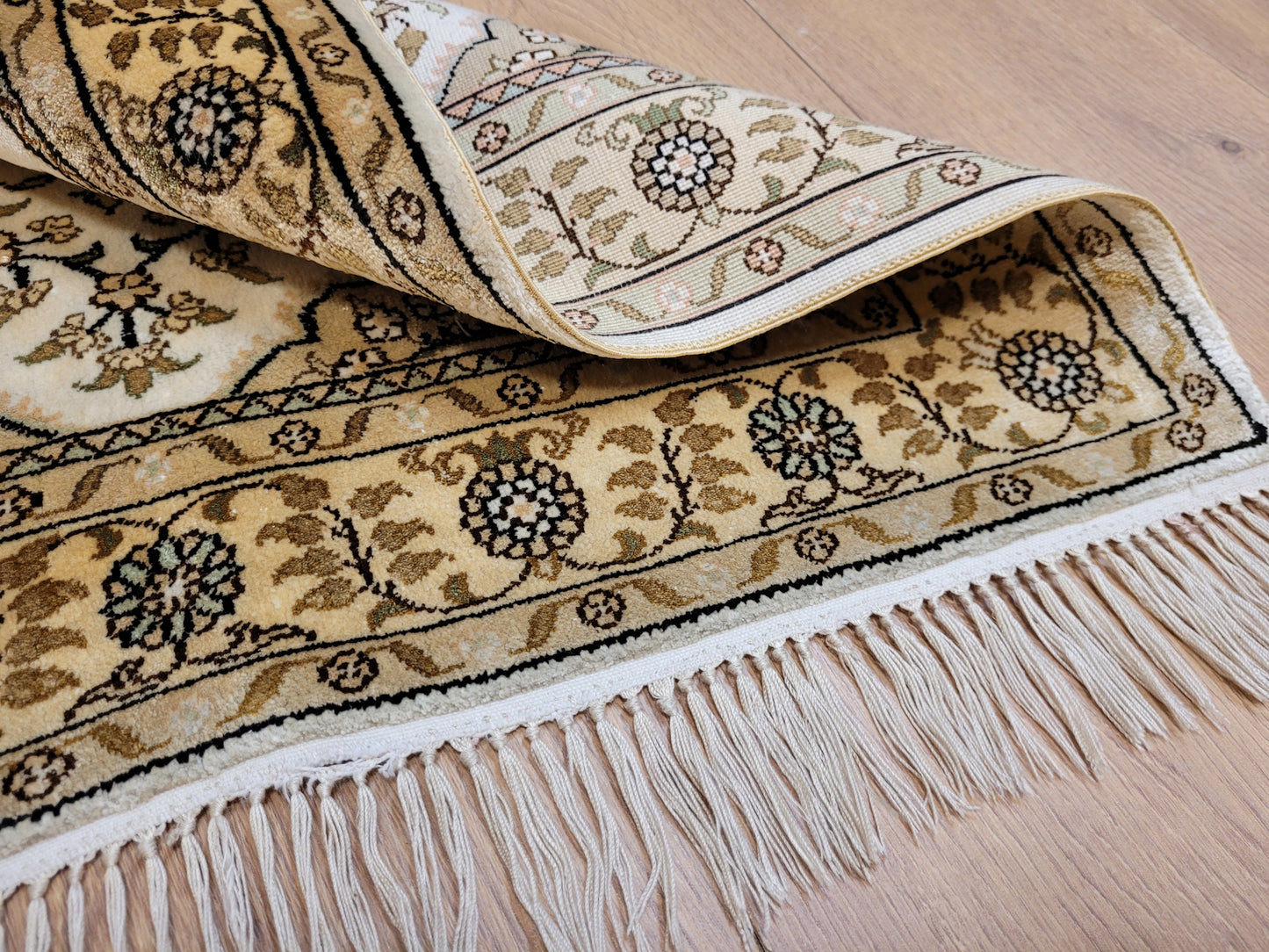 Hereke Teppich Seide auf Seide fein Medaillon mit Blumenornamenten