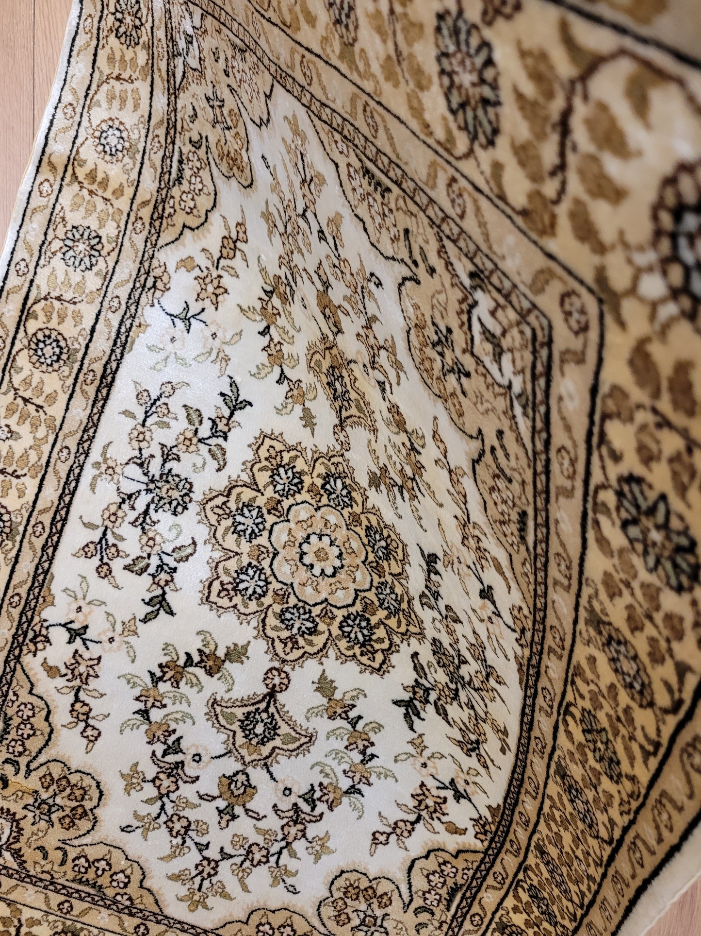 Hereke Teppich Seide auf Seide fein Medaillon mit Blumenornamenten