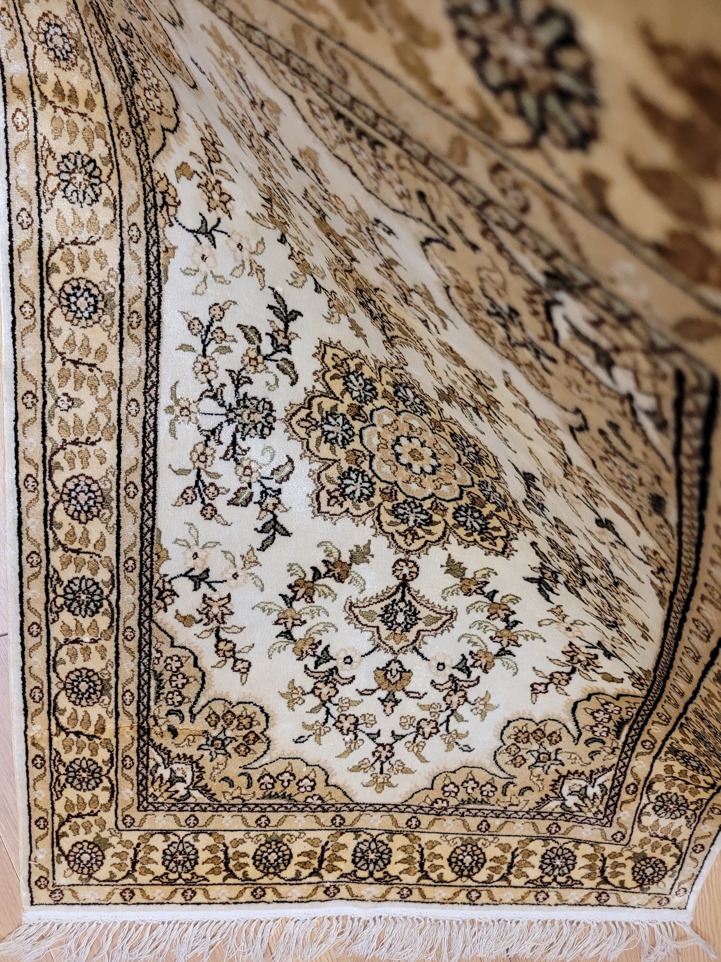 Hereke Teppich Seide auf Seide fein Medaillon mit Blumenornamenten