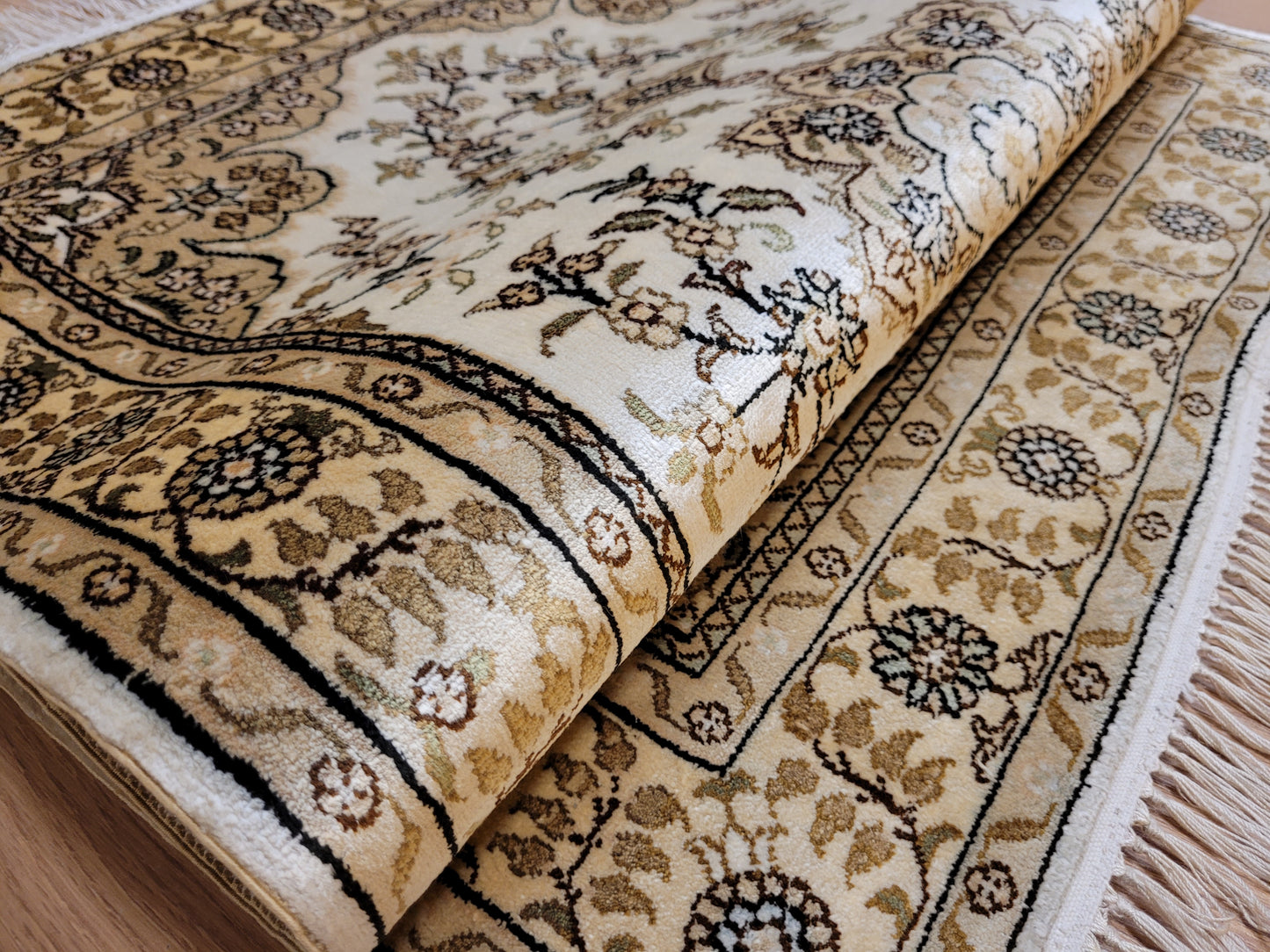 Hereke Teppich Seide auf Seide fein Medaillon mit Blumenornamenten