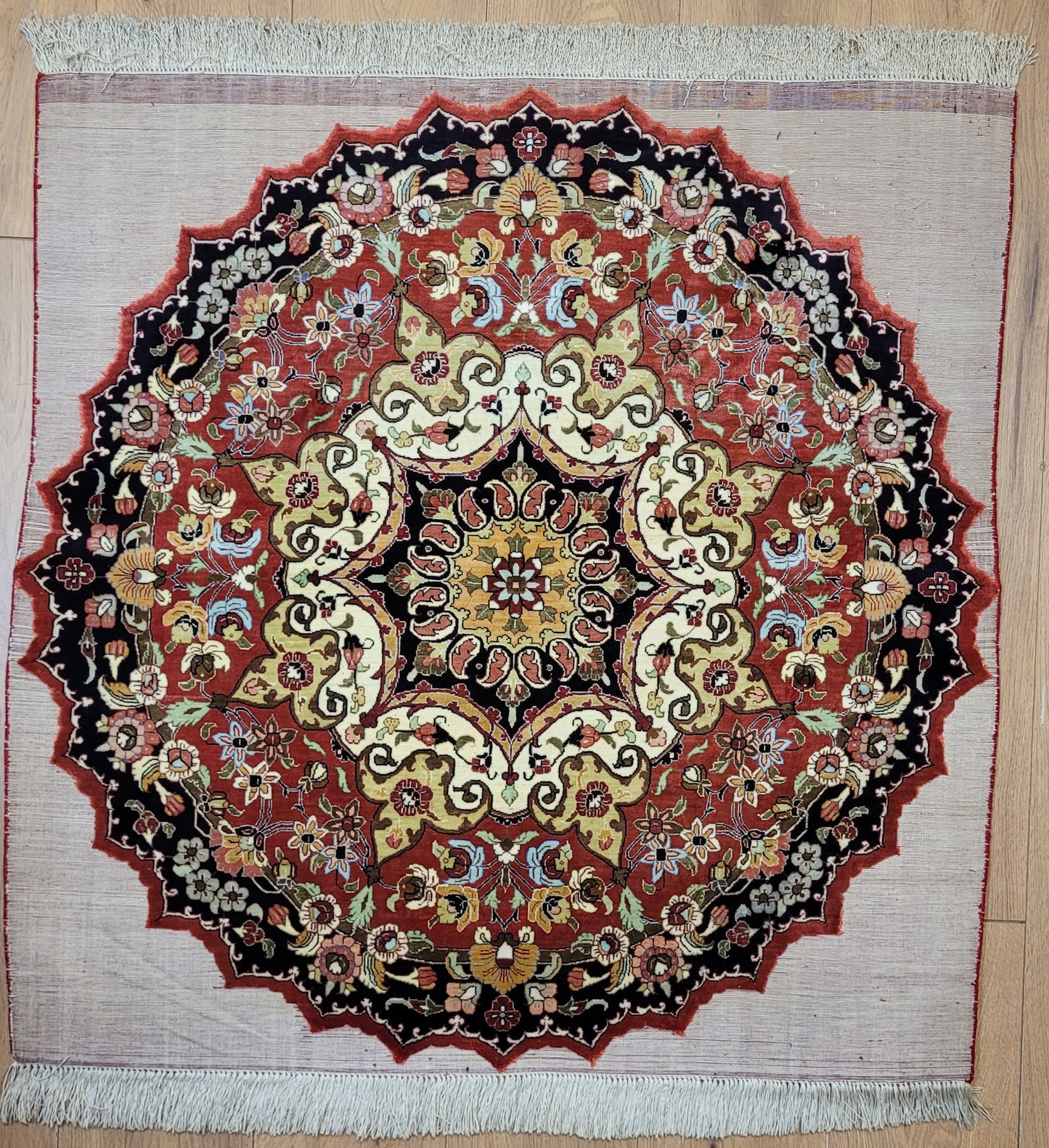 Ghom Teppich Seide fein rundes Medaillon florales Muster