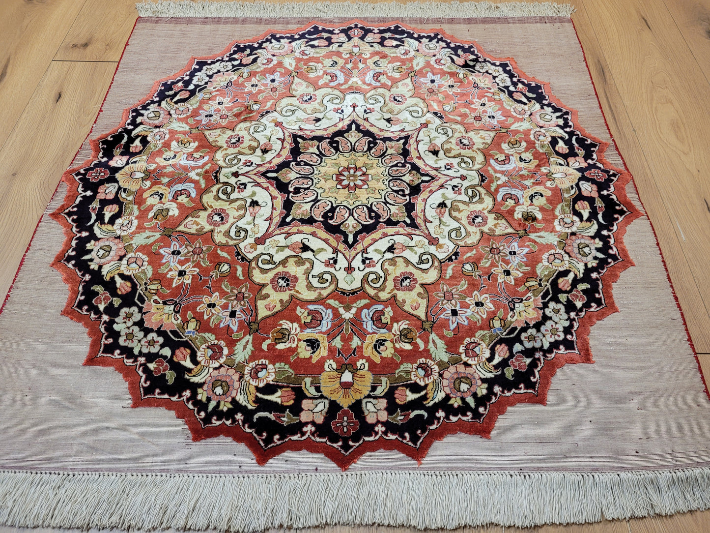 Ghom Teppich Seide fein rundes Medaillon florales Muster