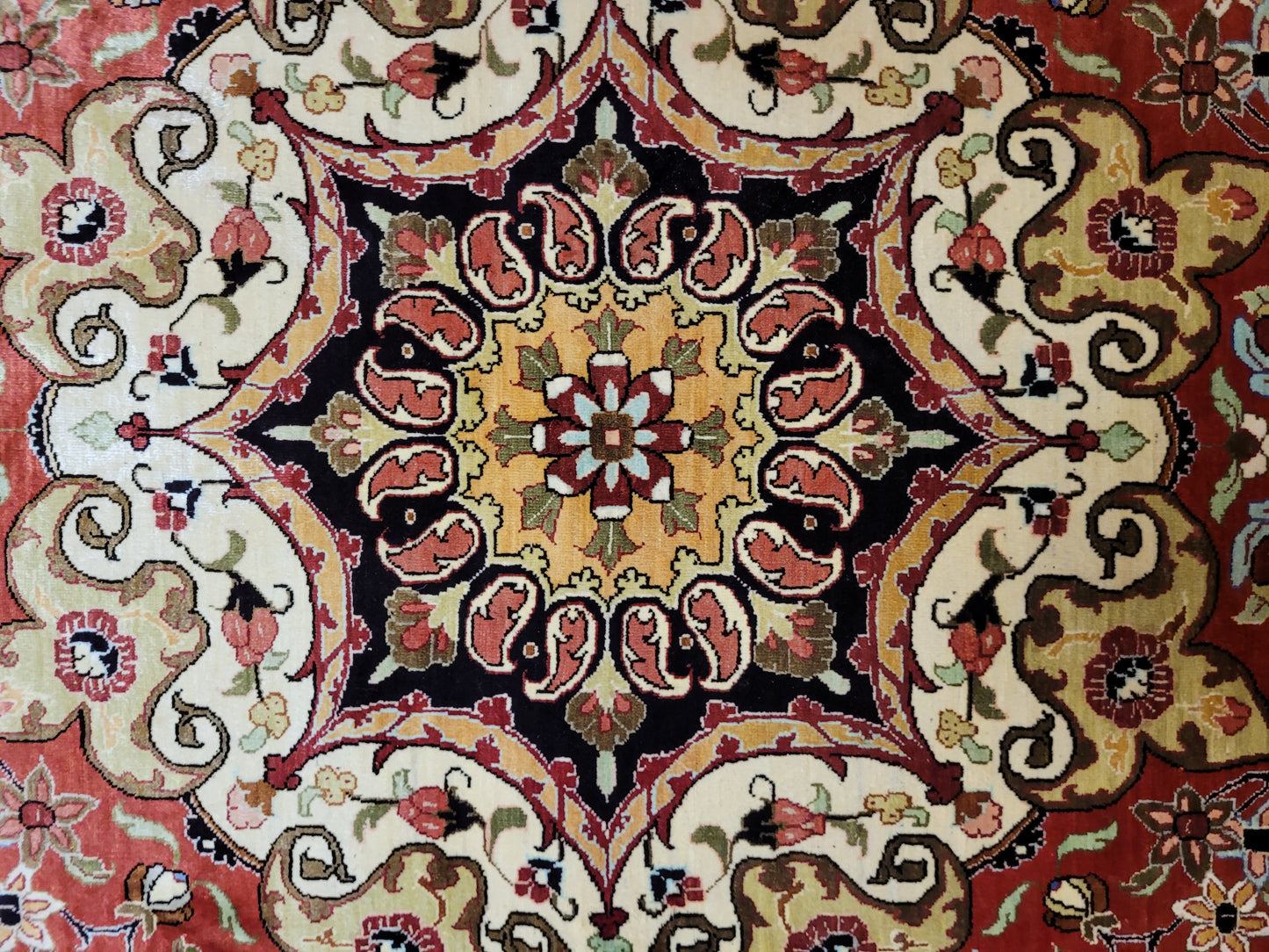 Ghom Teppich Seide fein rundes Medaillon florales Muster