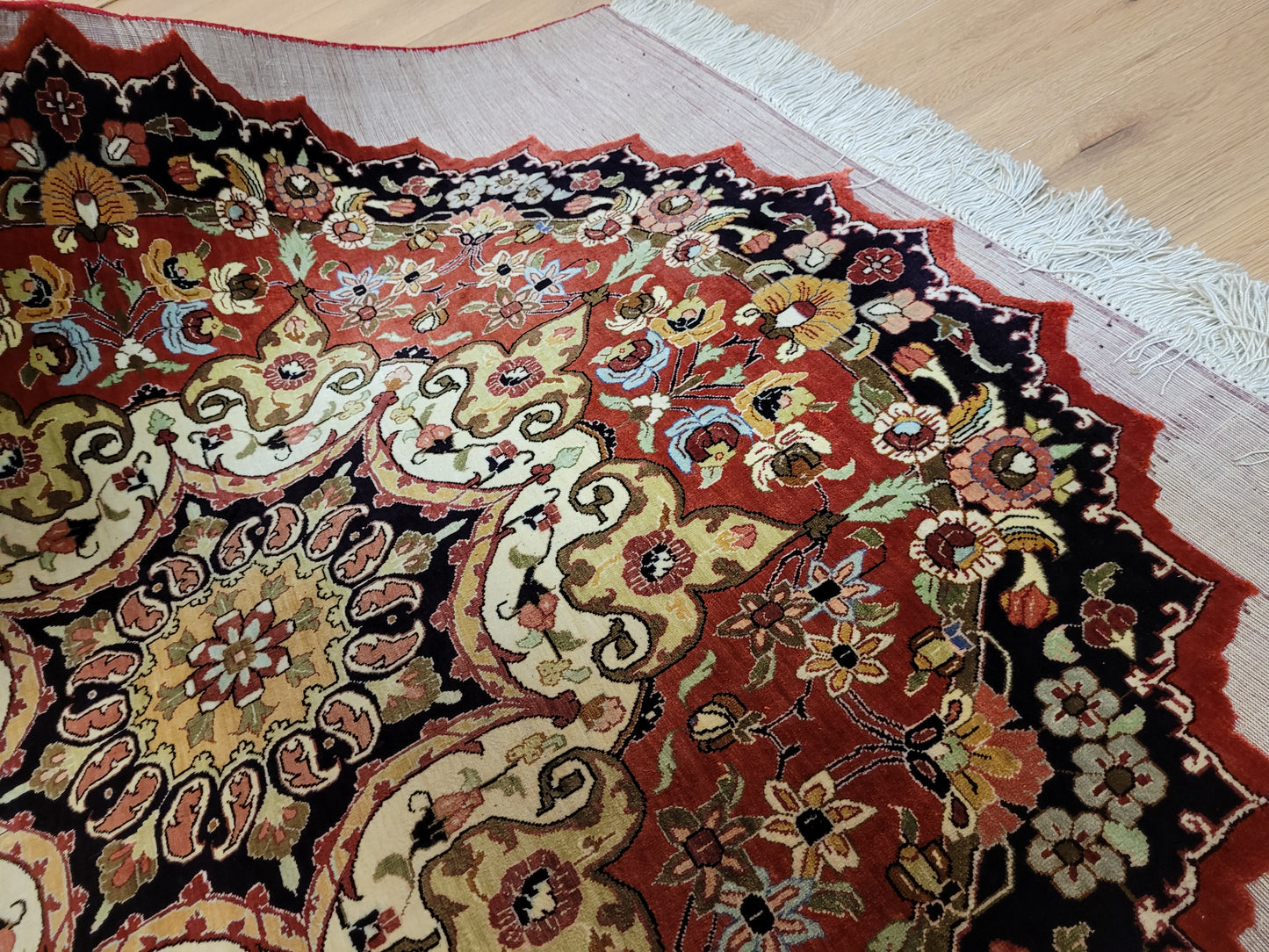 Ghom Teppich Seide fein rundes Medaillon florales Muster