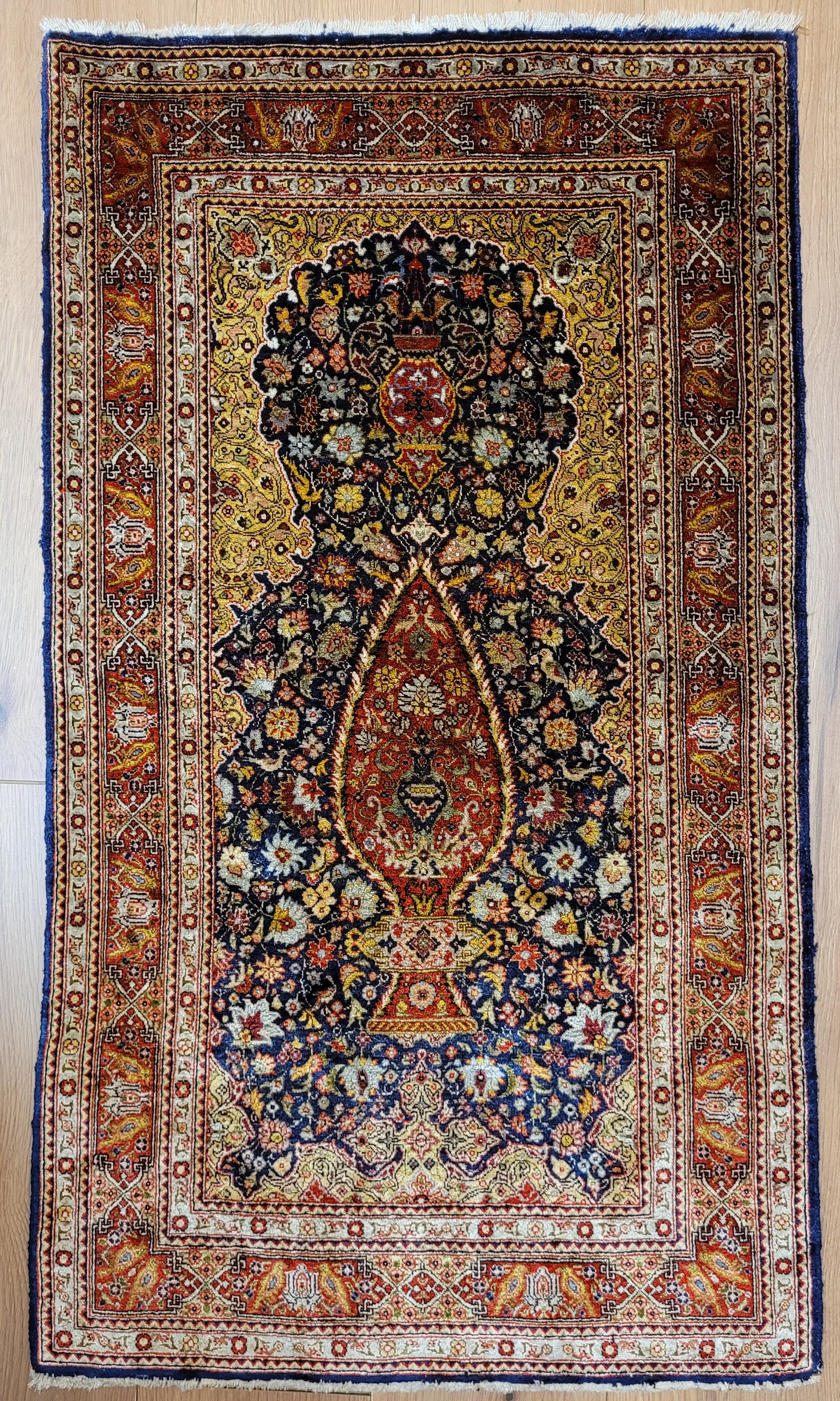 Hereke Teppich Seide auf Seide fein Vase mit Blumenmotiv