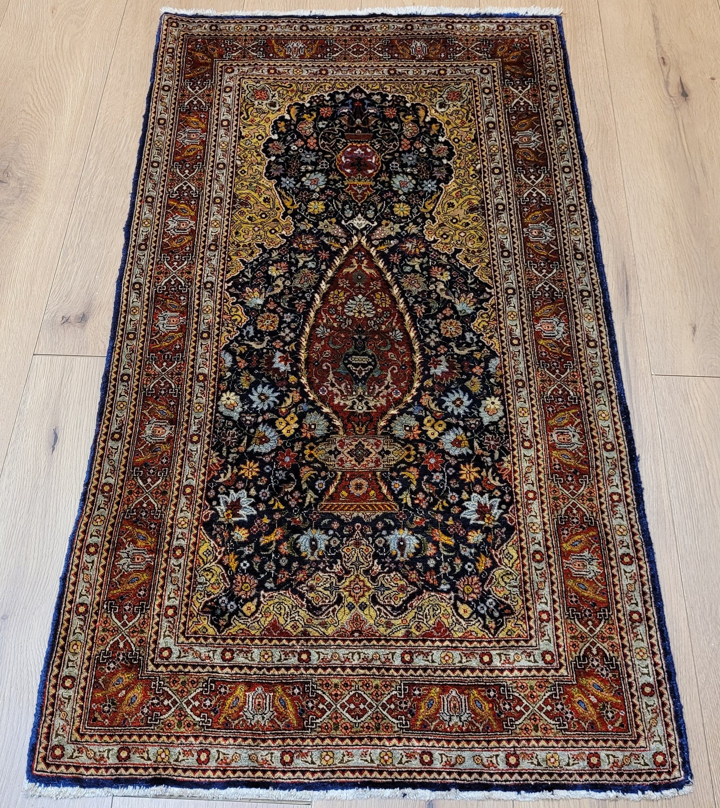 Hereke Teppich Seide auf Seide fein Vase mit Blumenmotiv