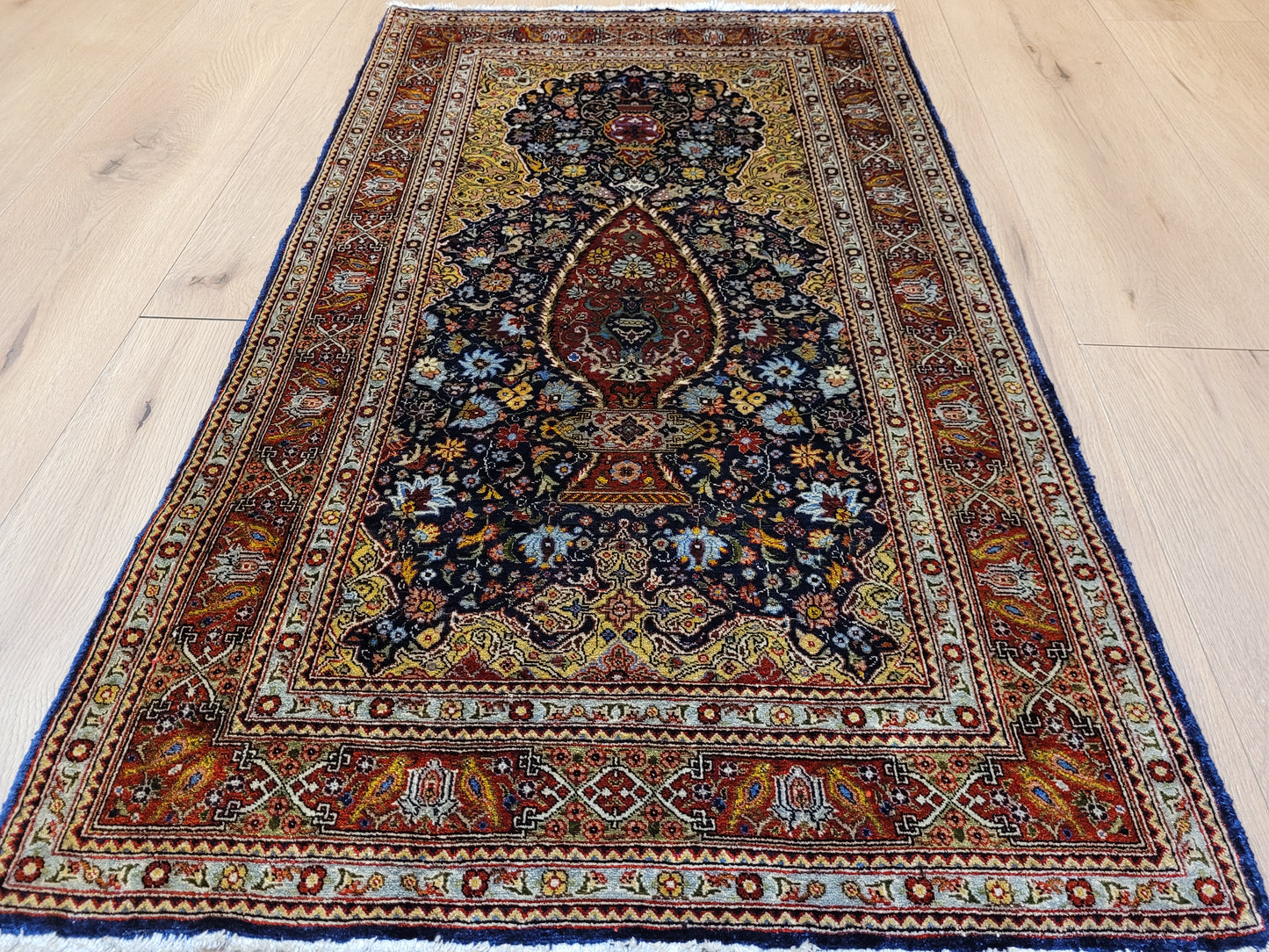 Hereke Teppich Seide auf Seide fein Vase mit Blumenmotiv