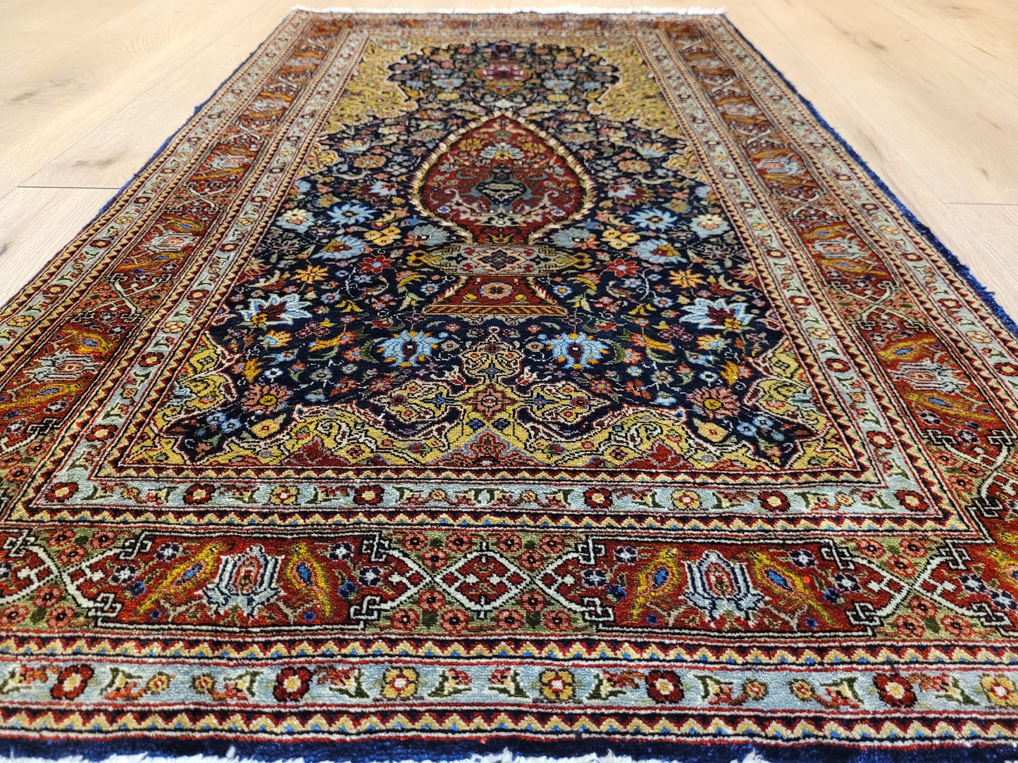 Hereke Teppich Seide auf Seide fein Vase mit Blumenmotiv