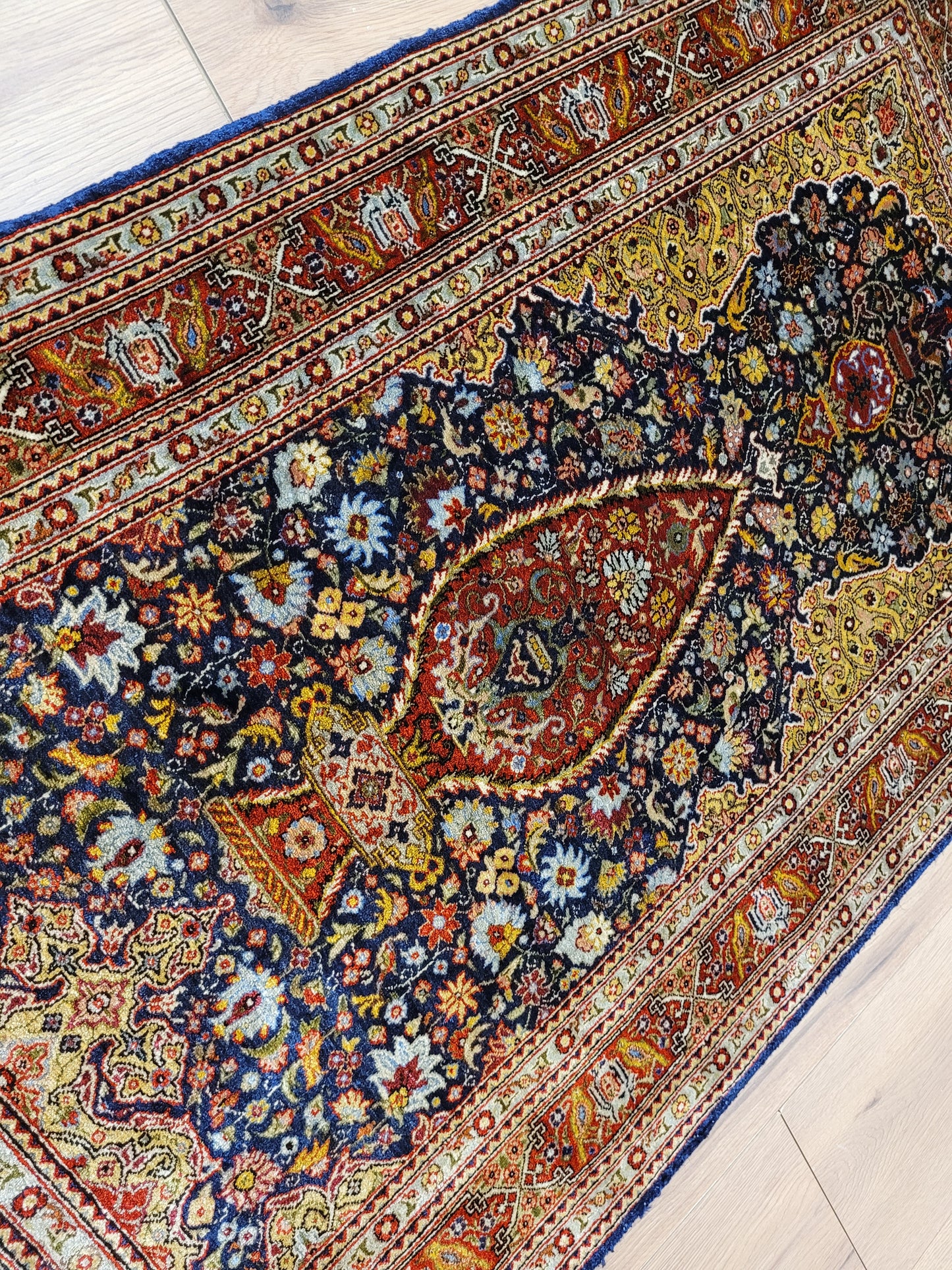 Hereke Teppich Seide auf Seide fein Vase mit Blumenmotiv