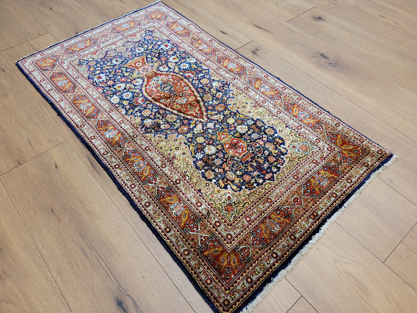 Hereke Teppich Seide auf Seide fein Vase mit Blumenmotiv