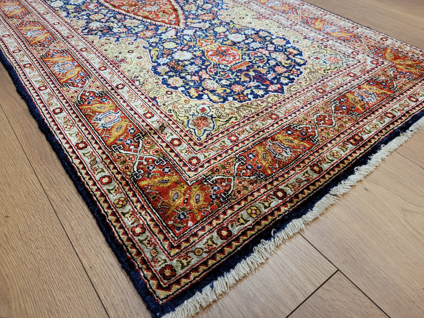 Hereke Teppich Seide auf Seide fein Vase mit Blumenmotiv