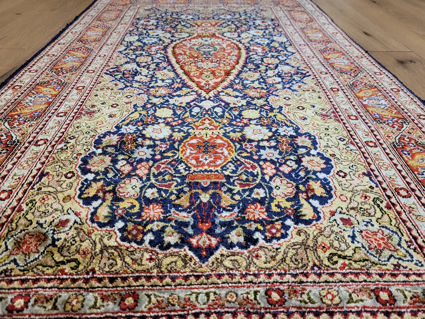 Hereke Teppich Seide auf Seide fein Vase mit Blumenmotiv