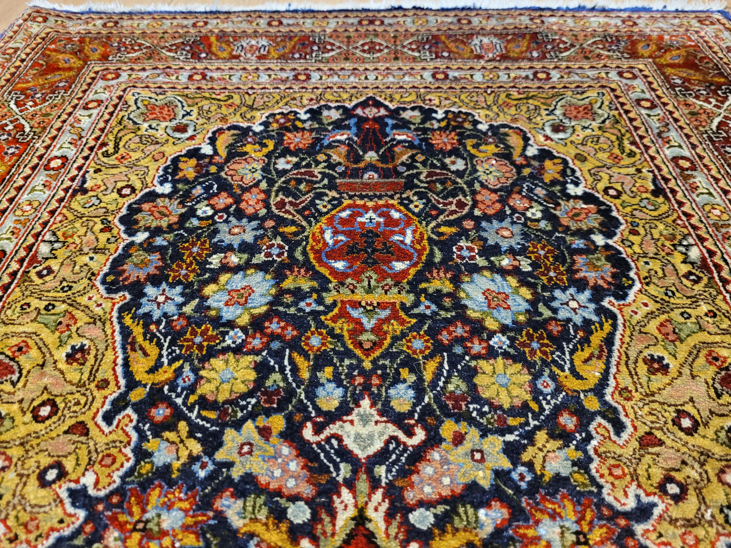 Hereke Teppich Seide auf Seide fein Vase mit Blumenmotiv