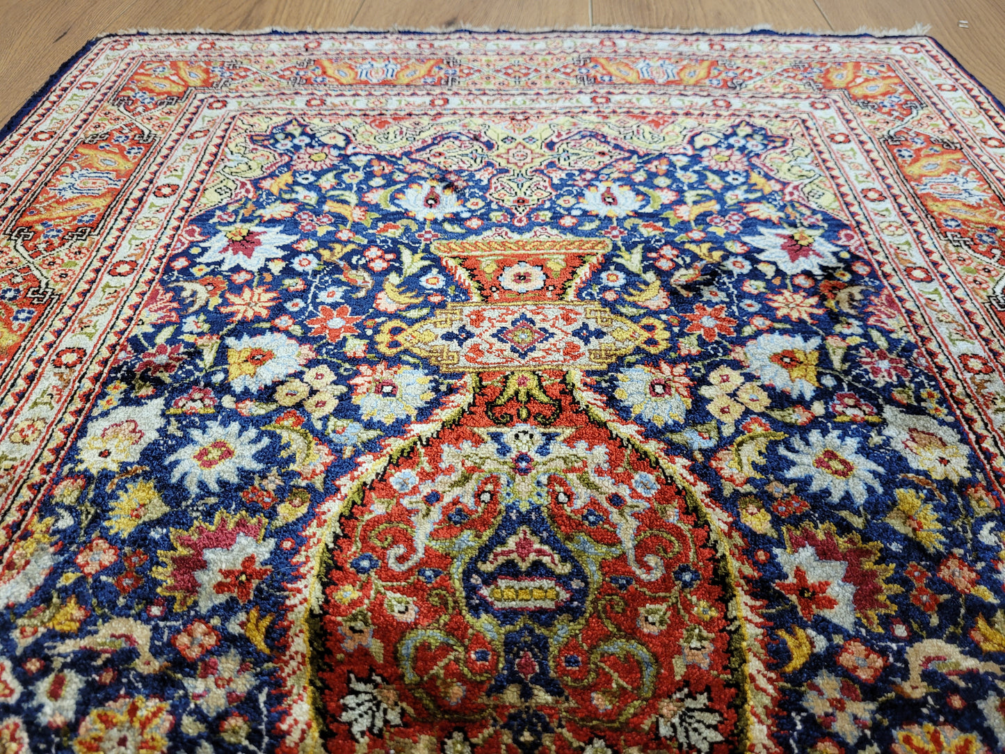 Hereke Teppich Seide auf Seide fein Vase mit Blumenmotiv