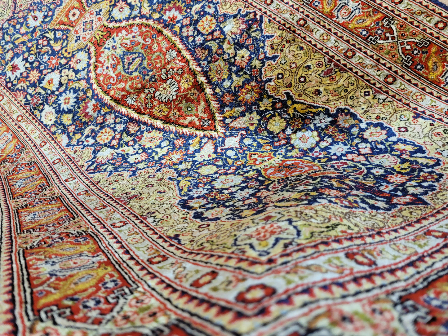 Hereke Teppich Seide auf Seide fein Vase mit Blumenmotiv