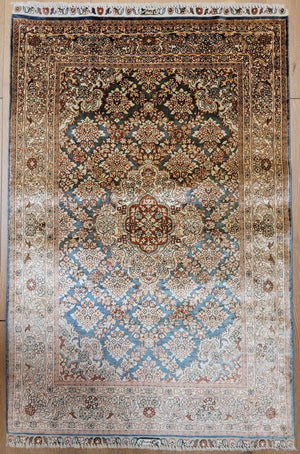 Hereke Teppich Seide auf Seide signiert fein Allover Blütenfeld