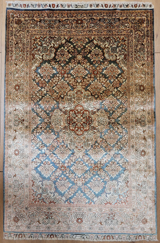 Hereke Teppich Seide auf Seide signiert fein Allover Blütenfeld