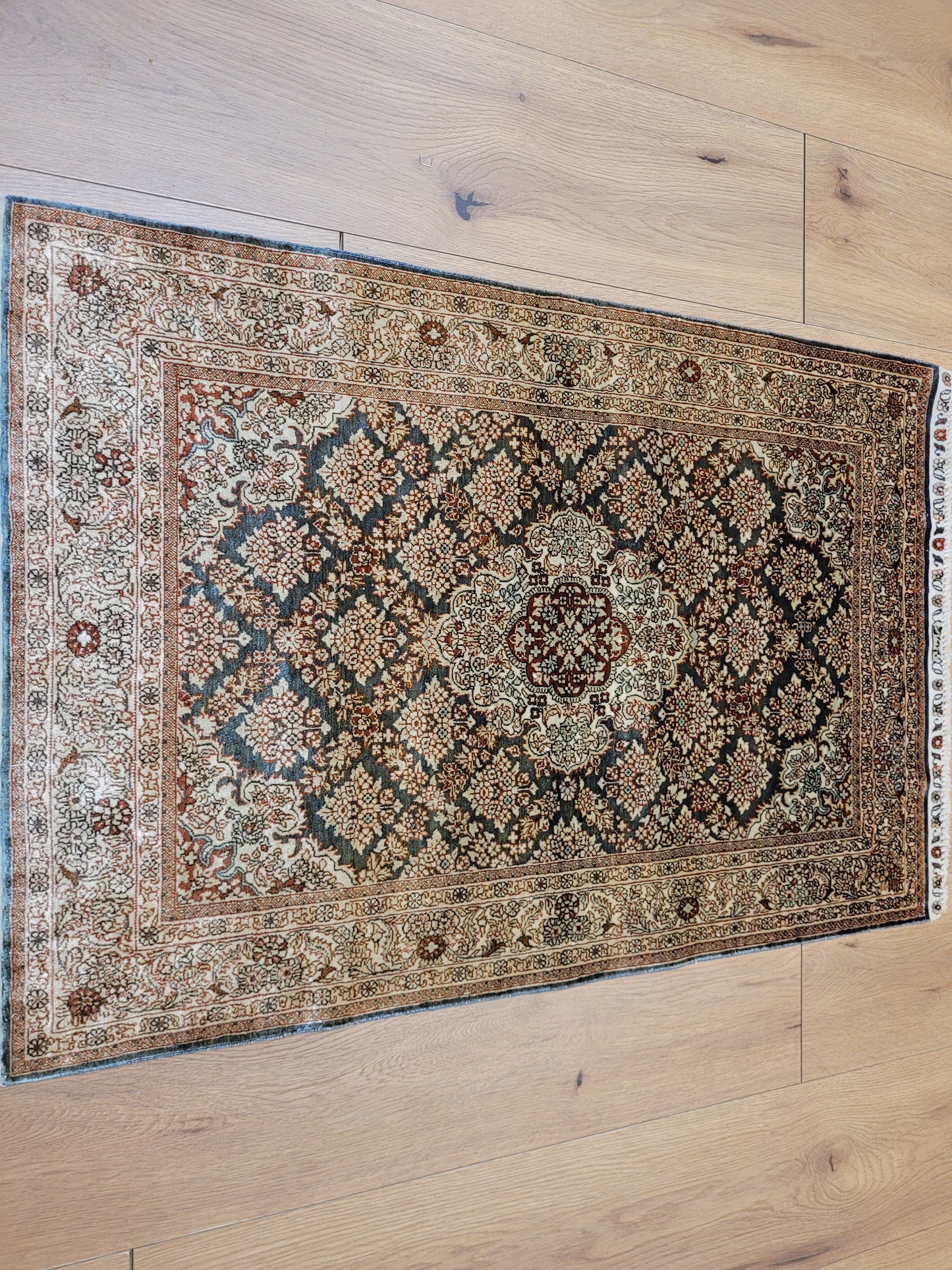 Hereke Teppich Seide auf Seide signiert fein Allover Blütenfeld