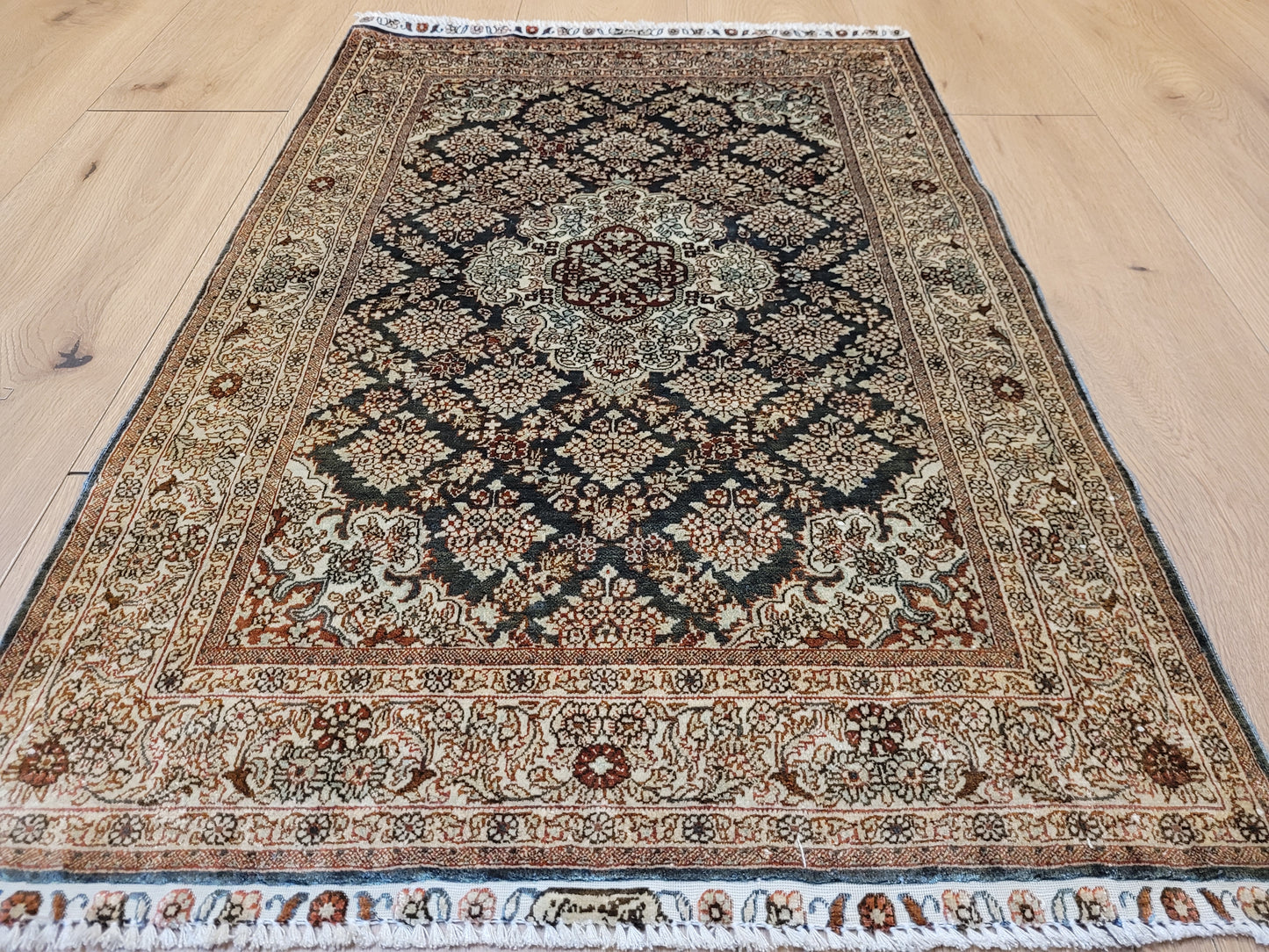 Hereke Teppich Seide auf Seide signiert fein Allover Blütenfeld