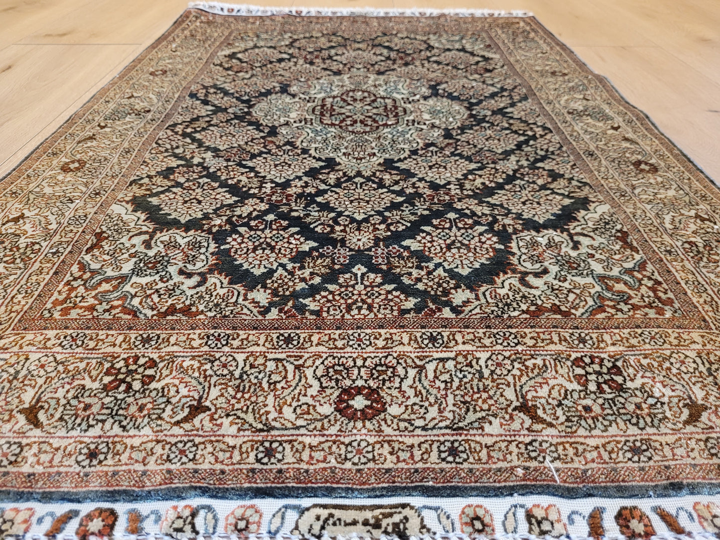 Hereke Teppich Seide auf Seide signiert fein Allover Blütenfeld