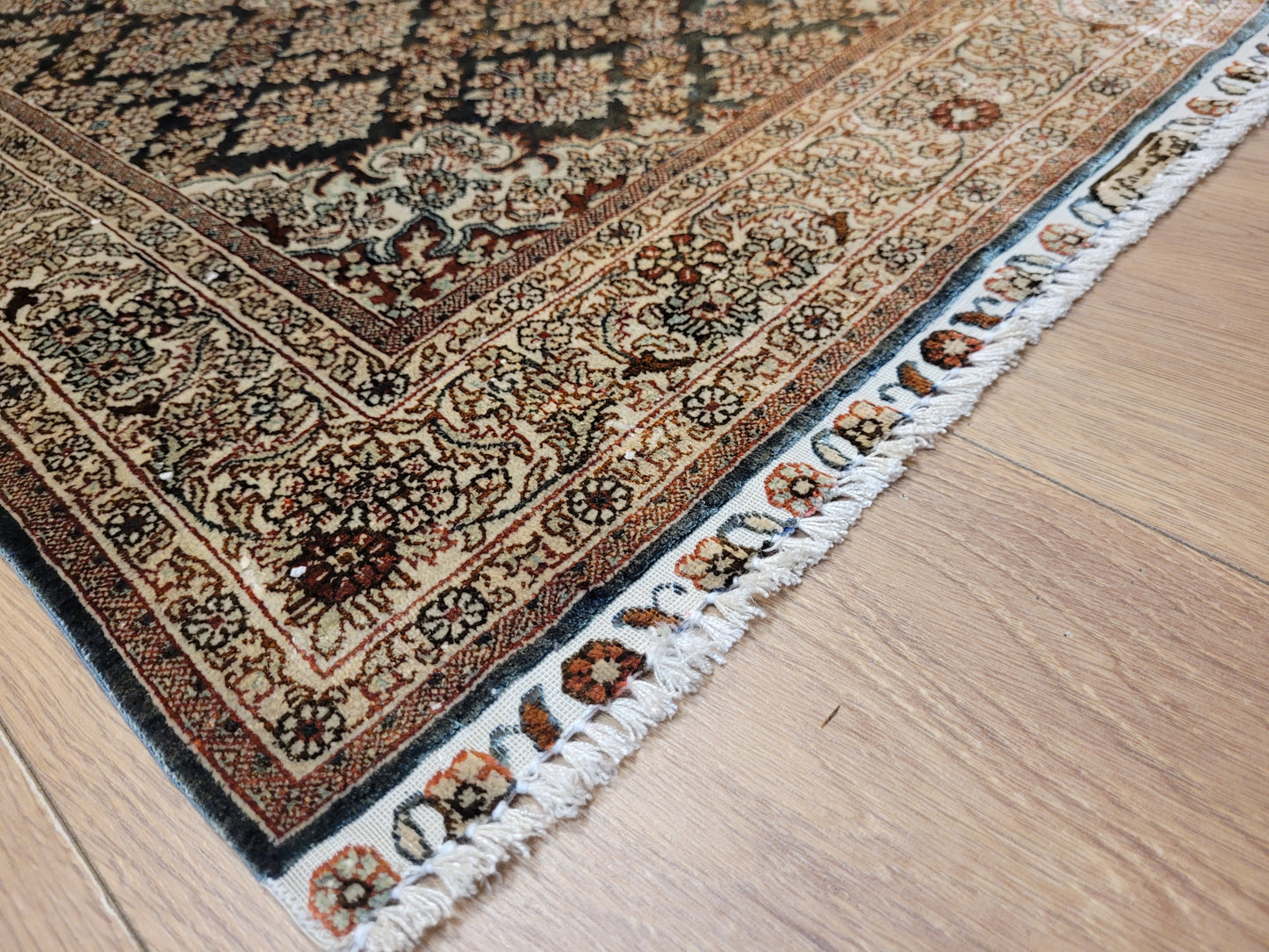 Hereke Teppich Seide auf Seide signiert fein Allover Blütenfeld