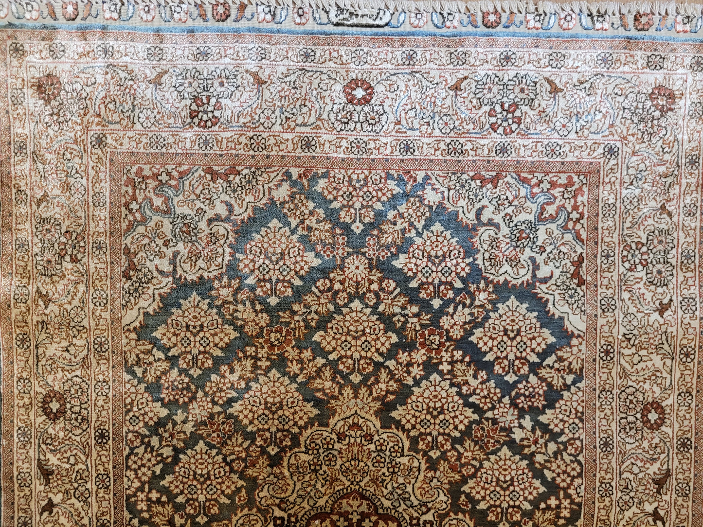 Hereke Teppich Seide auf Seide signiert fein Allover Blütenfeld