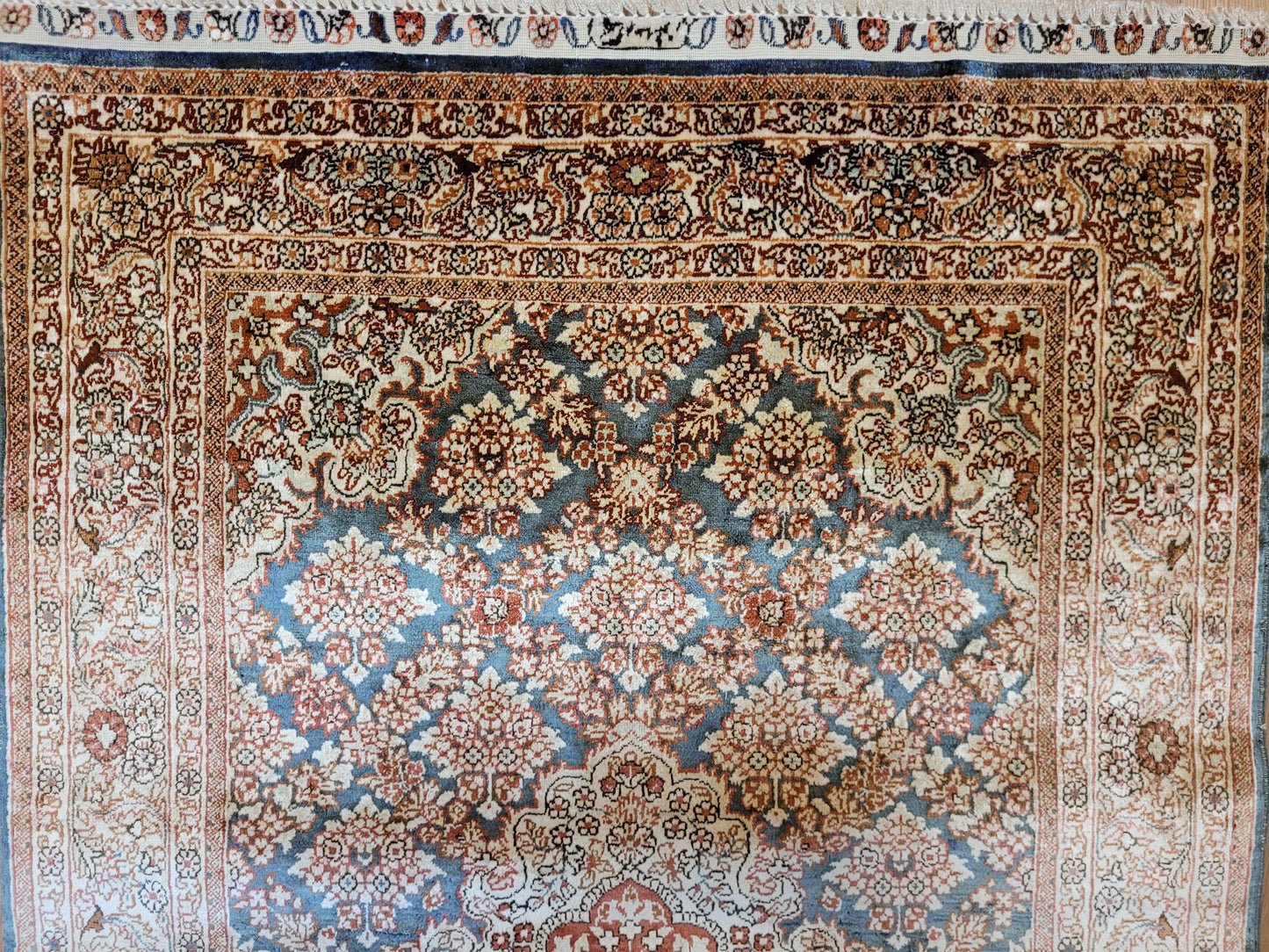 Hereke Teppich Seide auf Seide signiert fein Allover Blütenfeld