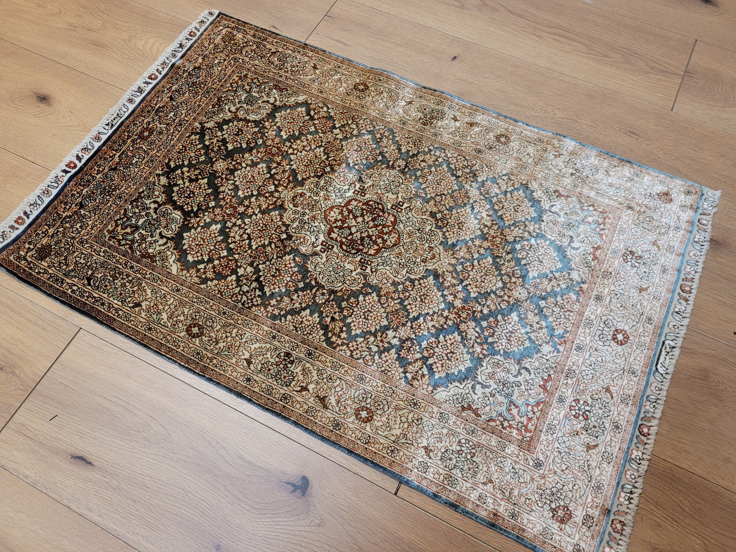 Hereke Teppich Seide auf Seide signiert fein Allover Blütenfeld