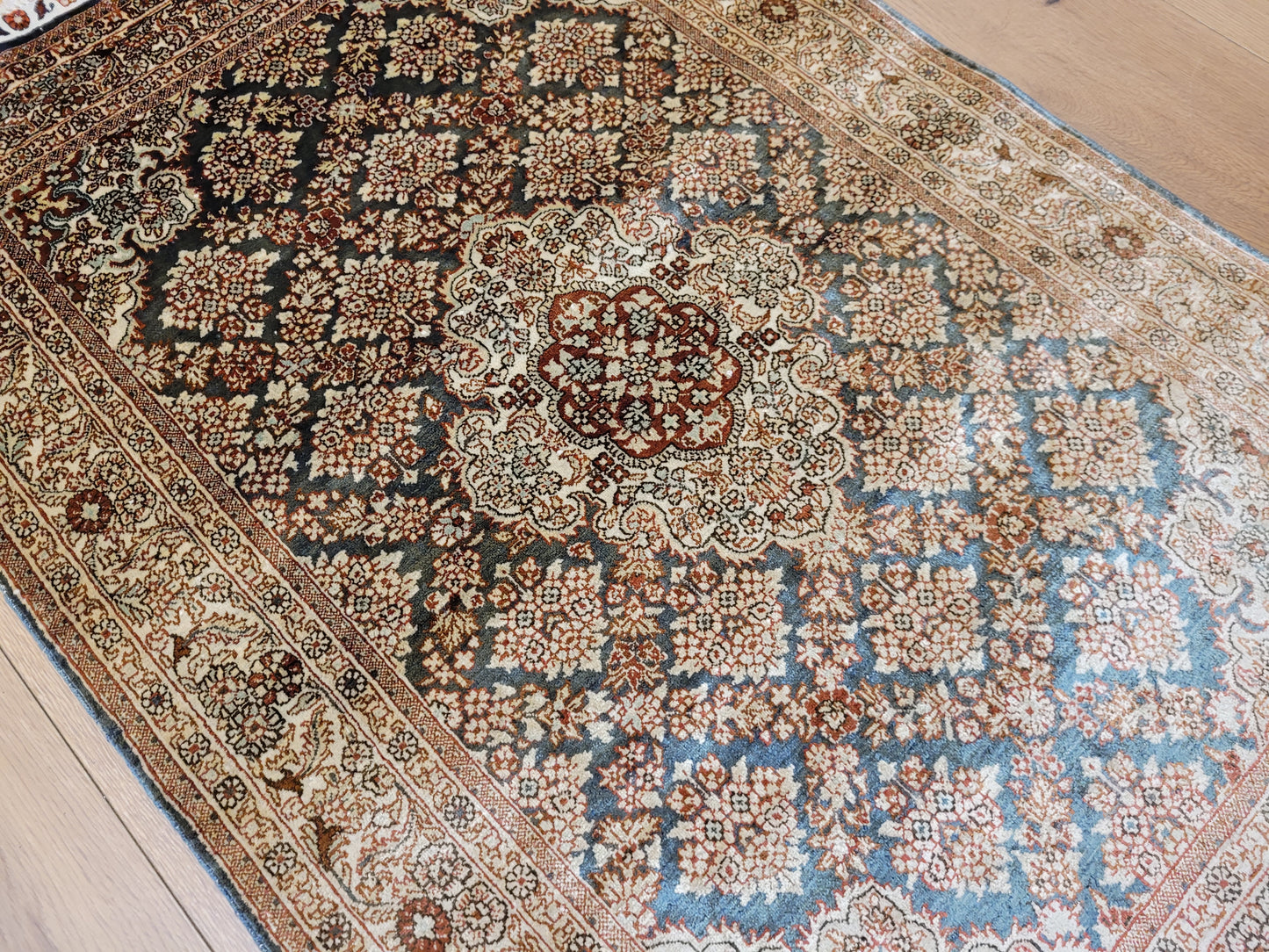 Hereke Teppich Seide auf Seide signiert fein Allover Blütenfeld