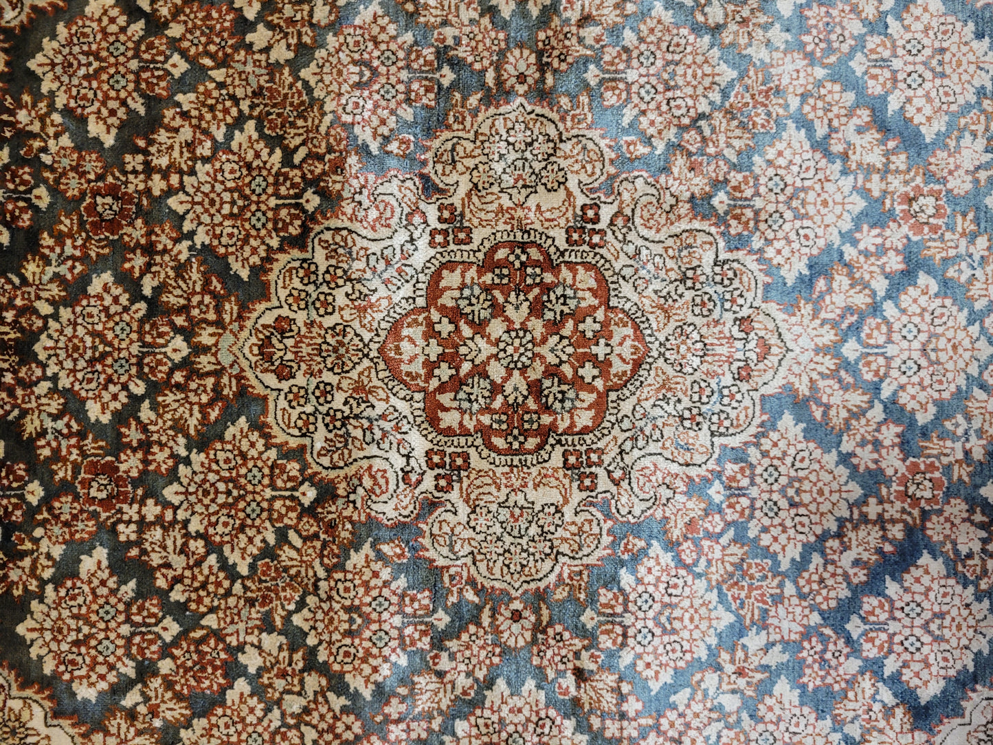 Hereke Teppich Seide auf Seide signiert fein Allover Blütenfeld