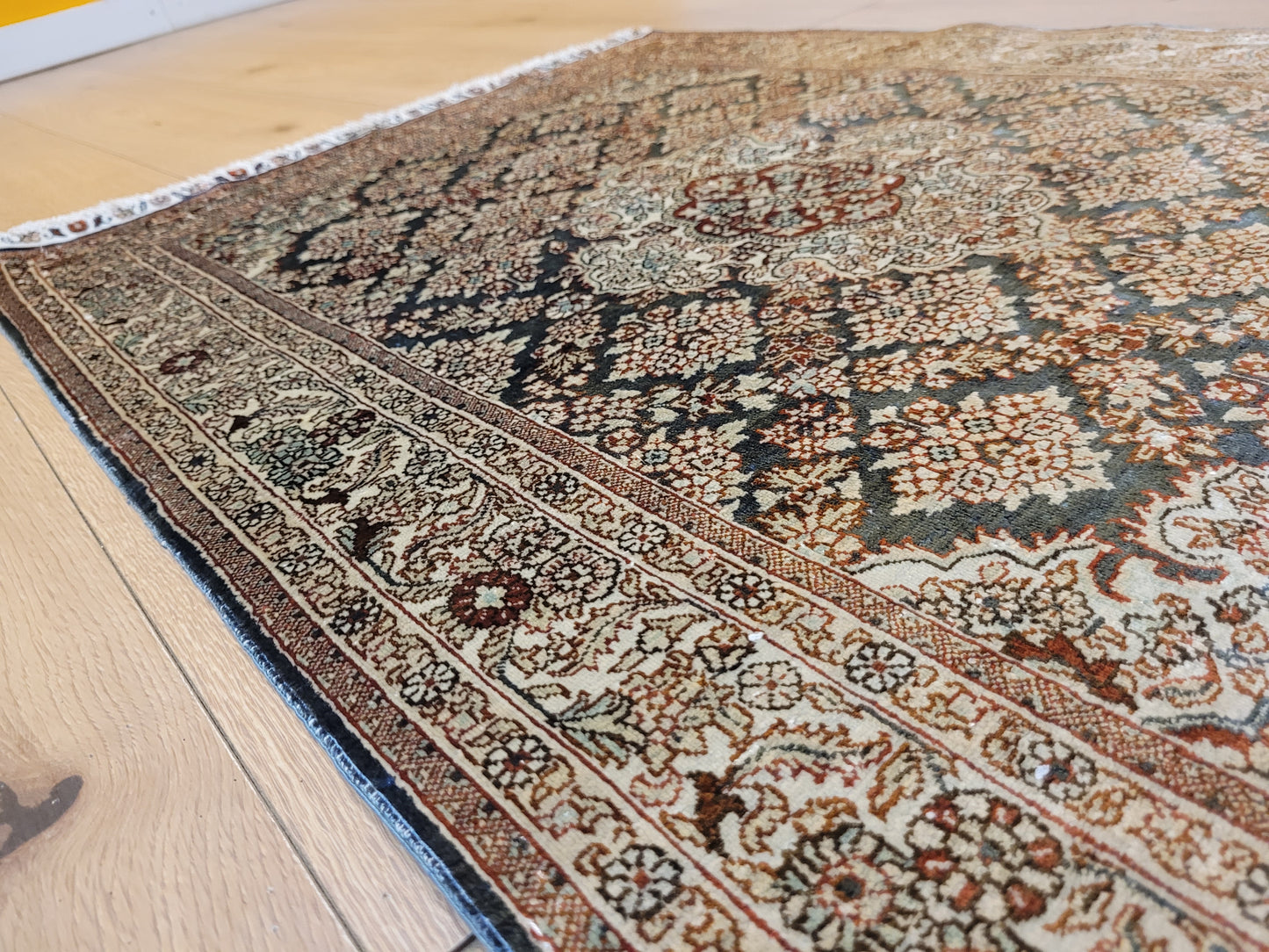 Hereke Teppich Seide auf Seide signiert fein Allover Blütenfeld