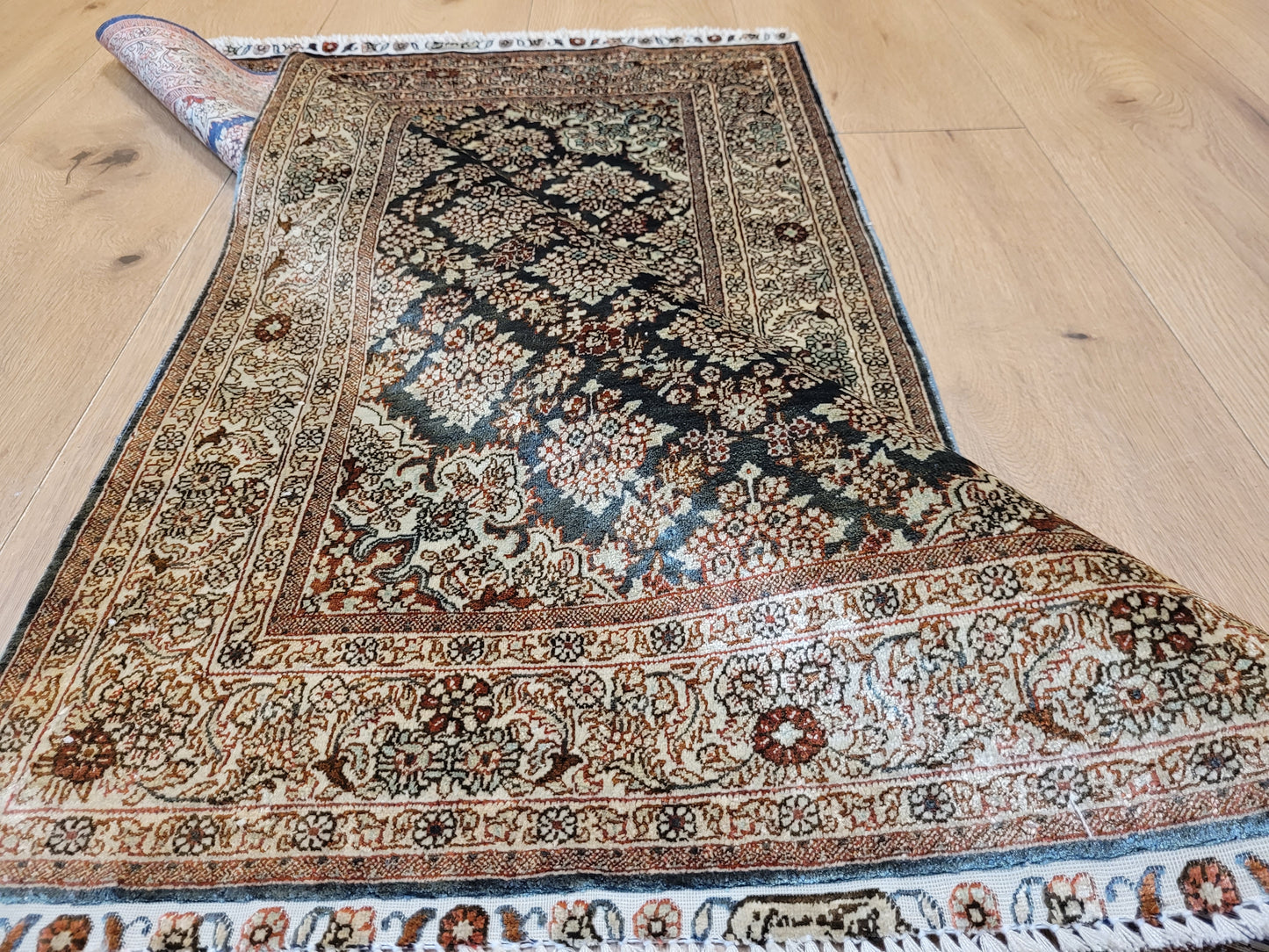 Hereke Teppich Seide auf Seide signiert fein Allover Blütenfeld