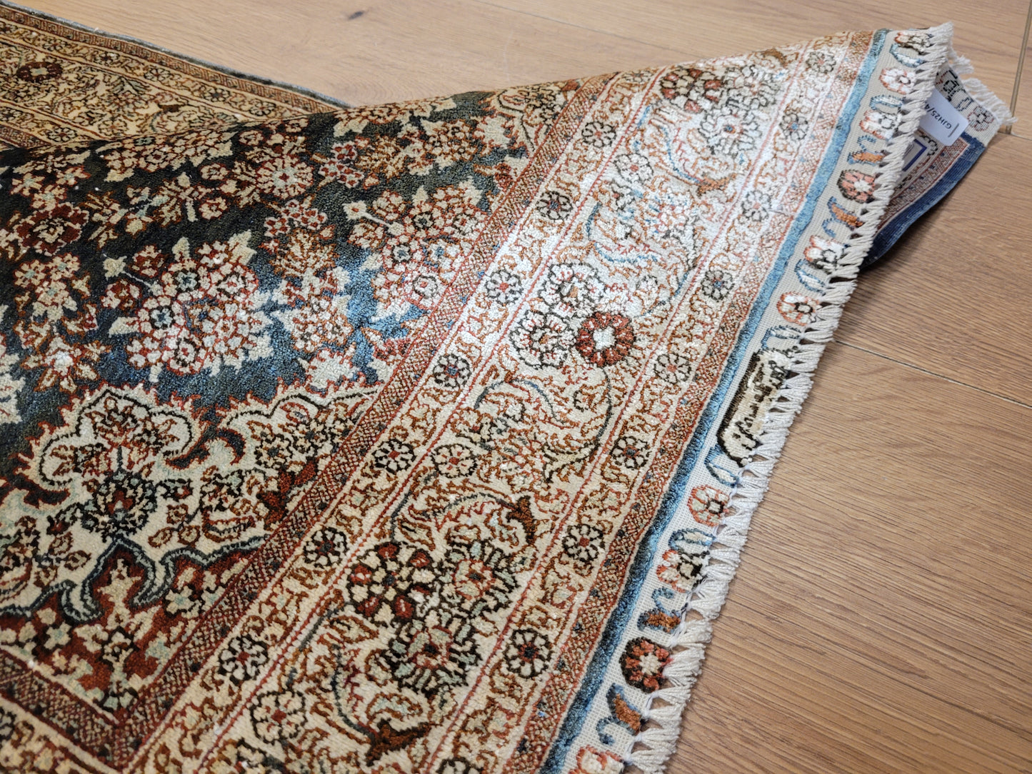 Hereke Teppich Seide auf Seide signiert fein Allover Blütenfeld