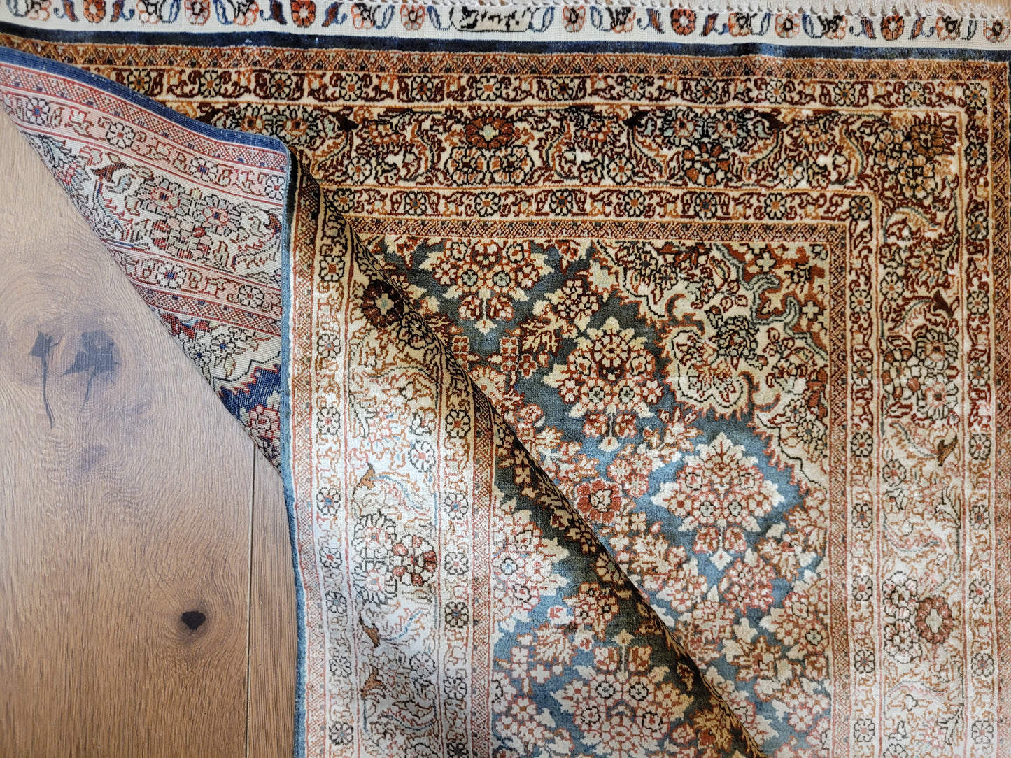 Hereke Teppich Seide auf Seide signiert fein Allover Blütenfeld