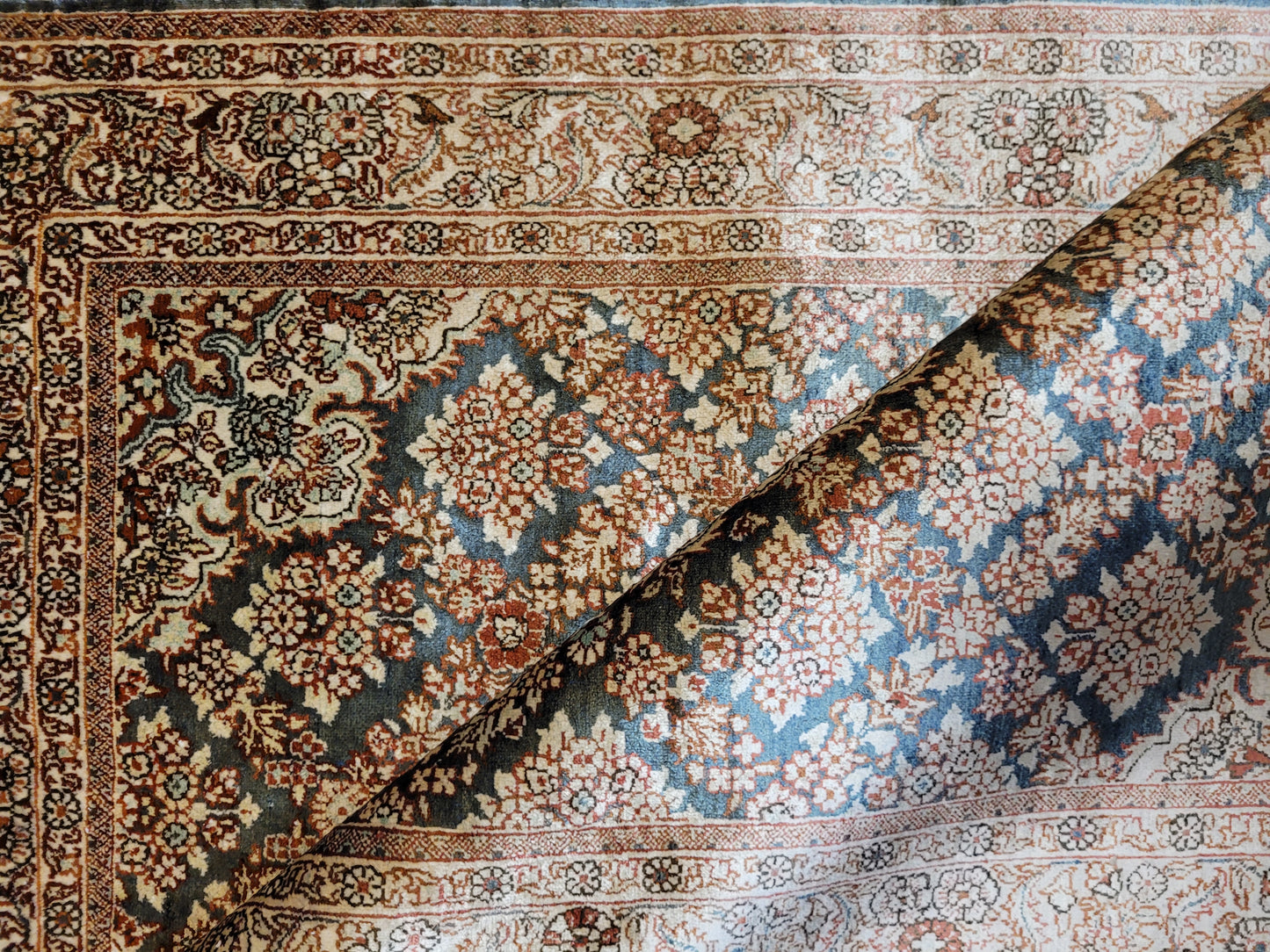 Hereke Teppich Seide auf Seide signiert fein Allover Blütenfeld