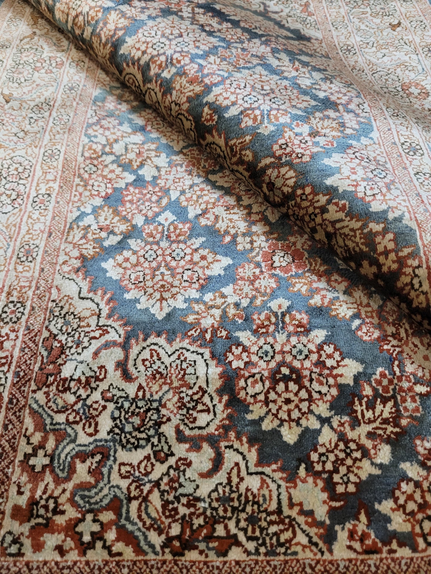 Hereke Teppich Seide auf Seide signiert fein Allover Blütenfeld