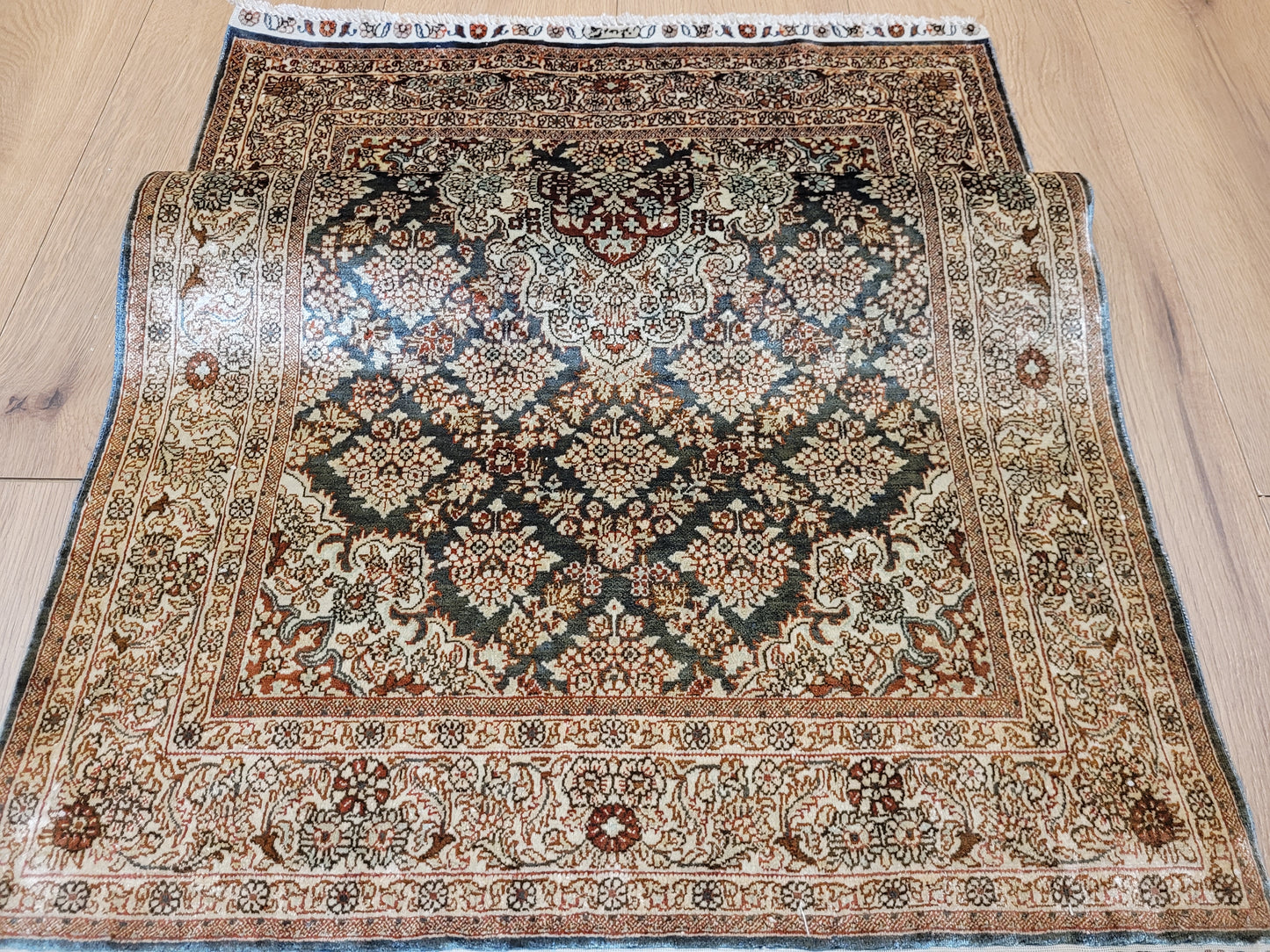 Hereke Teppich Seide auf Seide signiert fein Allover Blütenfeld