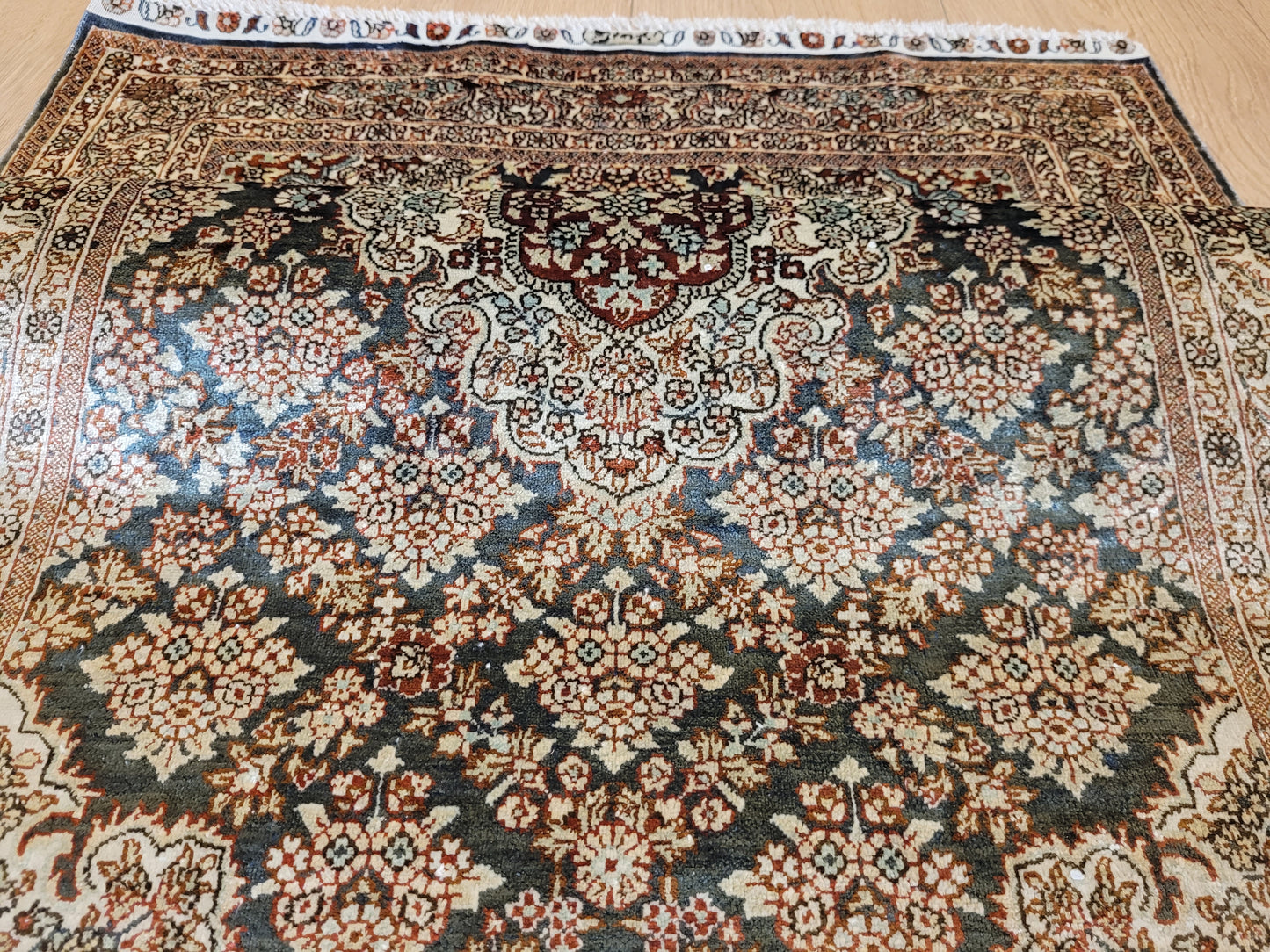 Hereke Teppich Seide auf Seide signiert fein Allover Blütenfeld