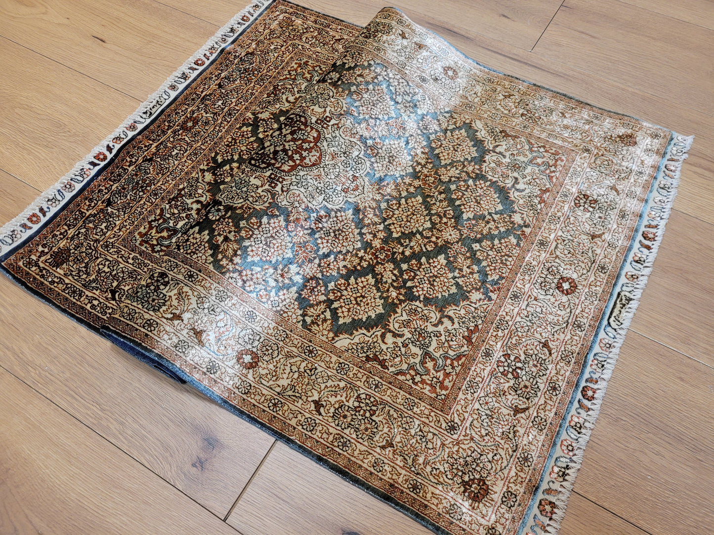 Hereke Teppich Seide auf Seide signiert fein Allover Blütenfeld