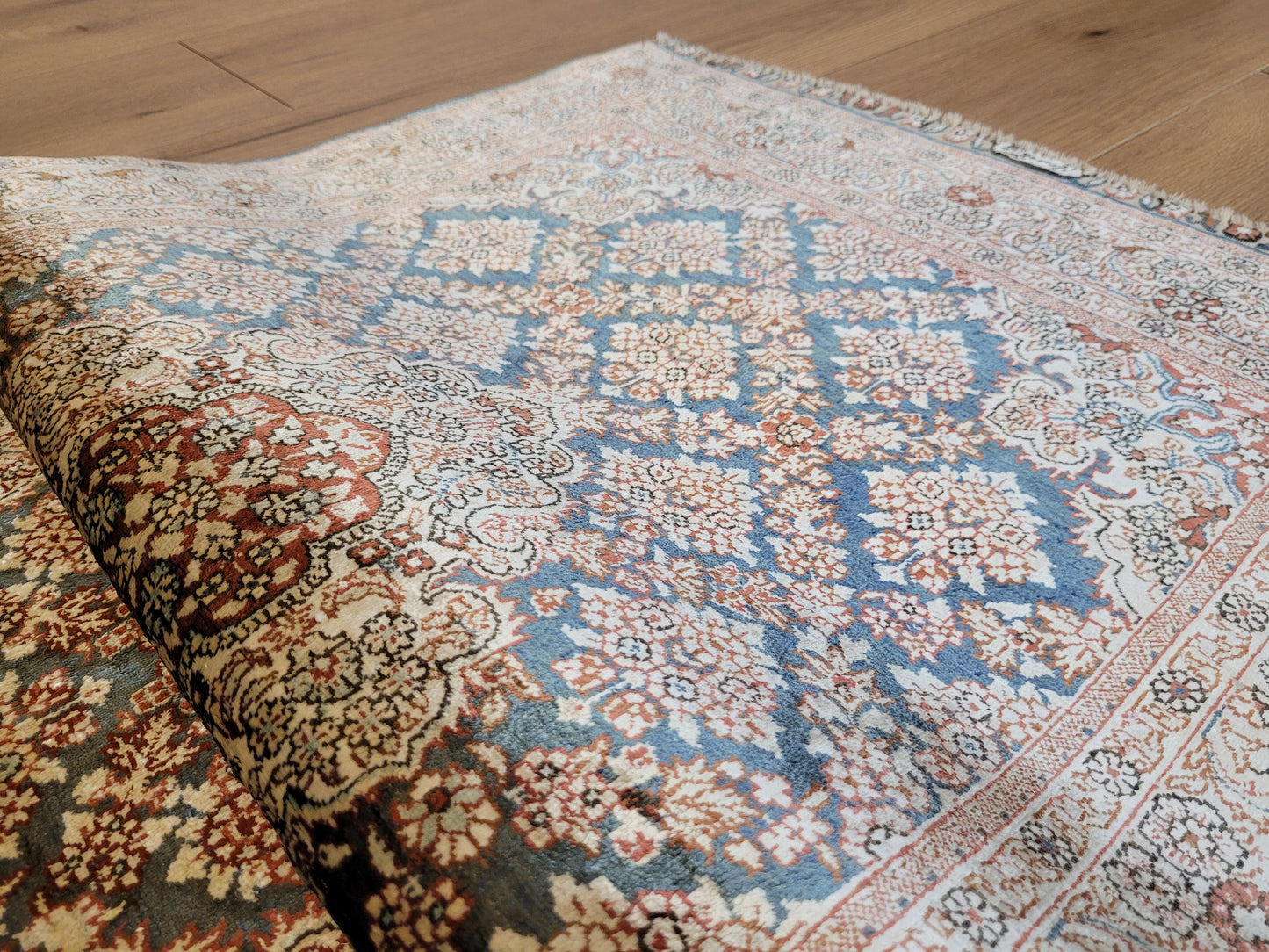 Hereke Teppich Seide auf Seide signiert fein Allover Blütenfeld