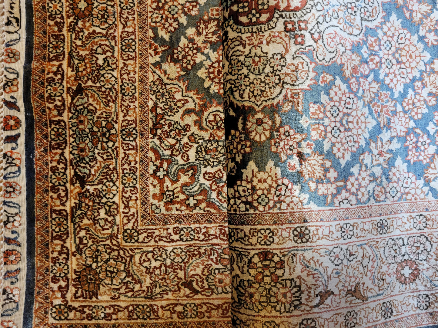 Hereke Teppich Seide auf Seide signiert fein Allover Blütenfeld