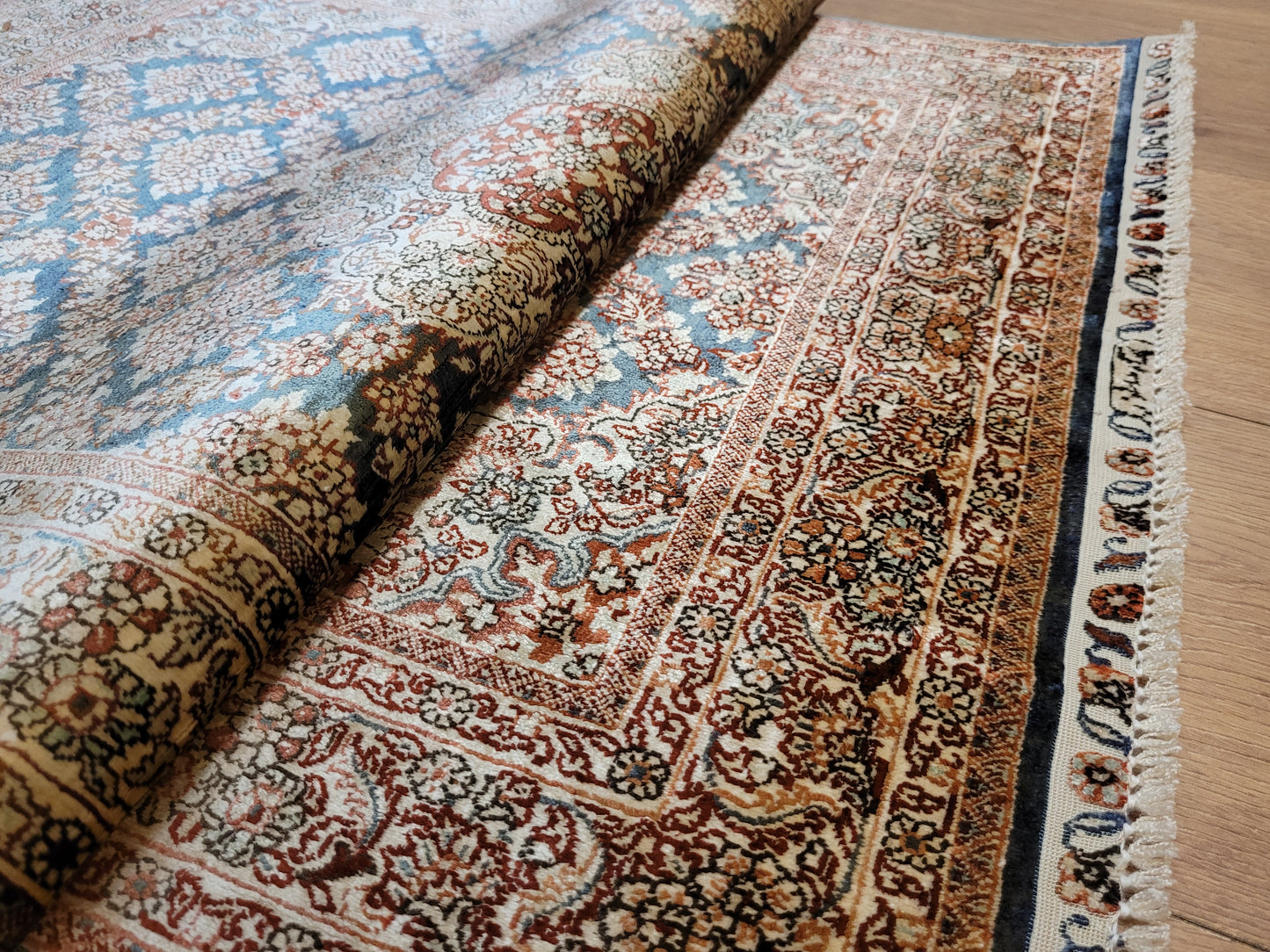 Hereke Teppich Seide auf Seide signiert fein Allover Blütenfeld