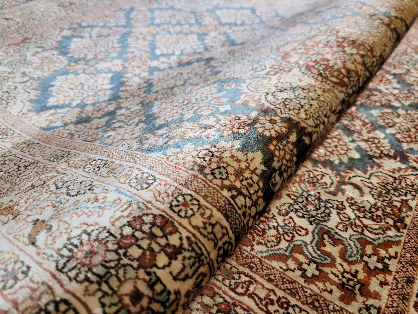 Hereke Teppich Seide auf Seide signiert fein Allover Blütenfeld