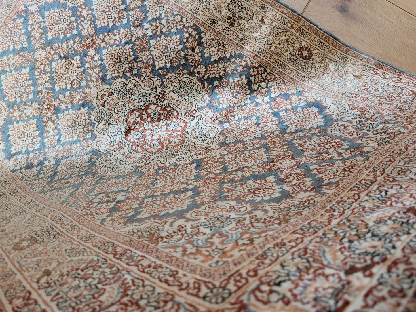 Hereke Teppich Seide auf Seide signiert fein Allover Blütenfeld