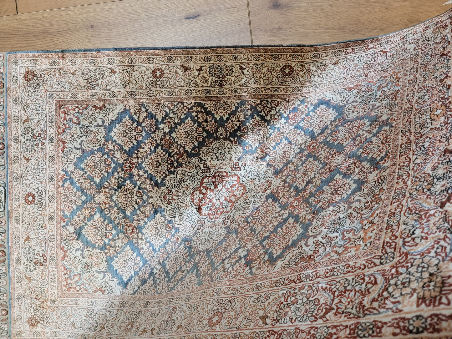 Hereke Teppich Seide auf Seide signiert fein Allover Blütenfeld