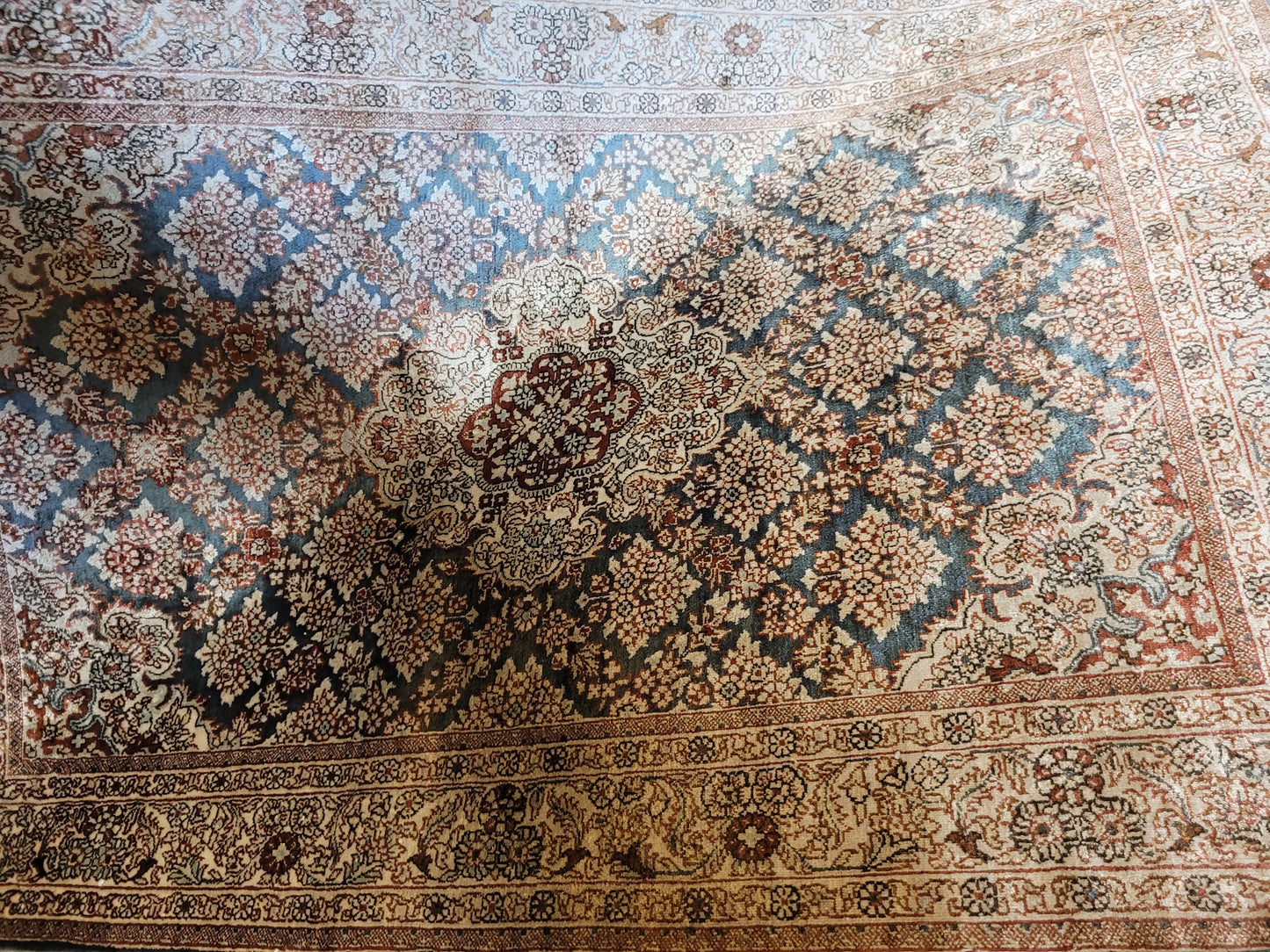 Hereke Teppich Seide auf Seide signiert fein Allover Blütenfeld