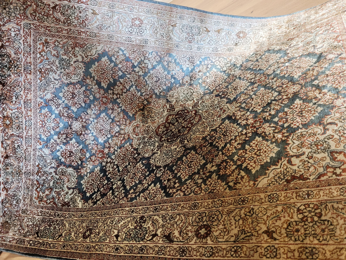 Hereke Teppich Seide auf Seide signiert fein Allover Blütenfeld