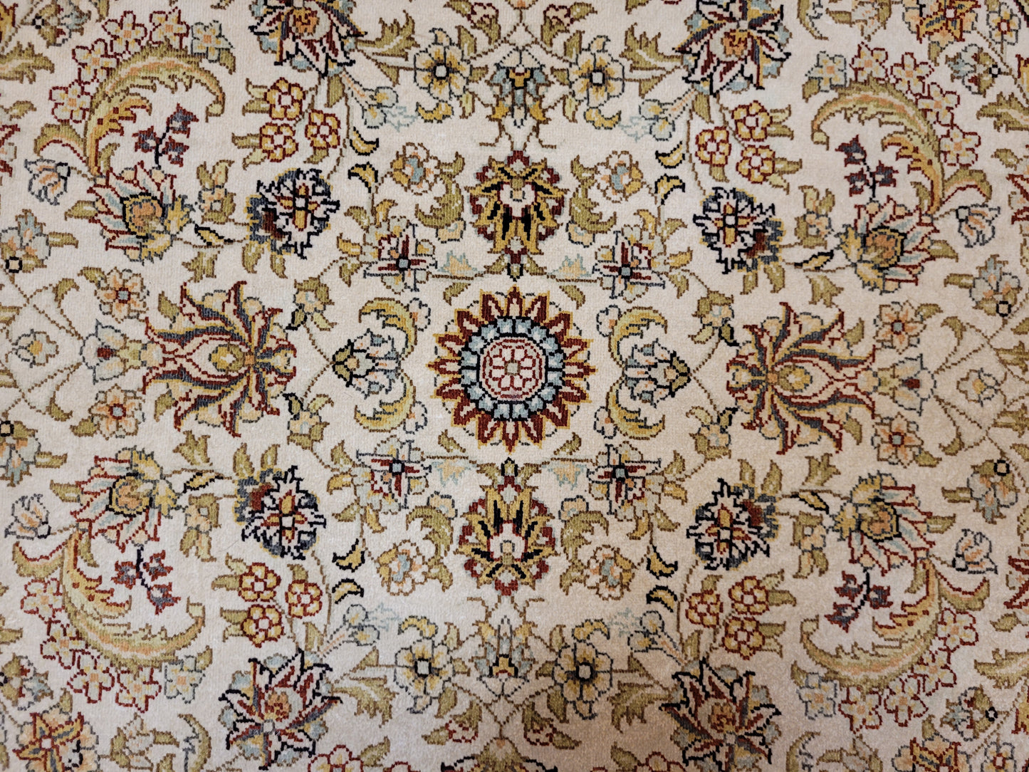 Hereke Teppich Seide auf Seide signiert rund florales Medaillon